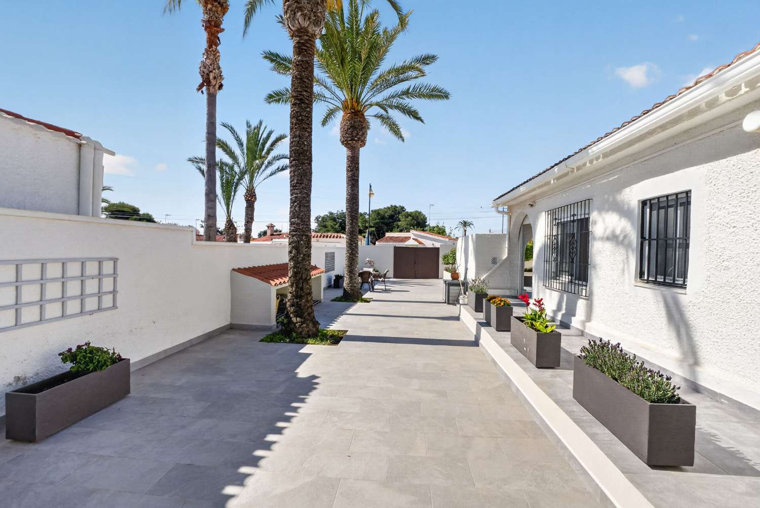 MODERNA VILLA DE UNA SOLA PLANTA EN LOS ÁNGELES – PARCELA DE 407 M², TOTALMENTE AMUEBLADA Y CERCA DE LA PLAYA