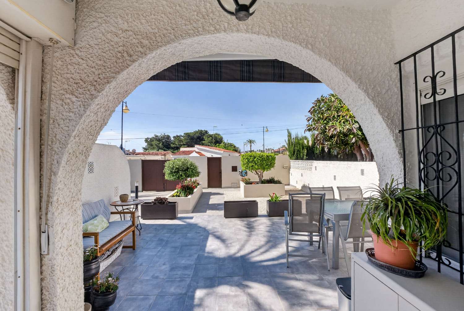 MODERNA VILLA DE UNA SOLA PLANTA EN LOS ÁNGELES – PARCELA DE 407 M², TOTALMENTE AMUEBLADA Y CERCA DE LA PLAYA