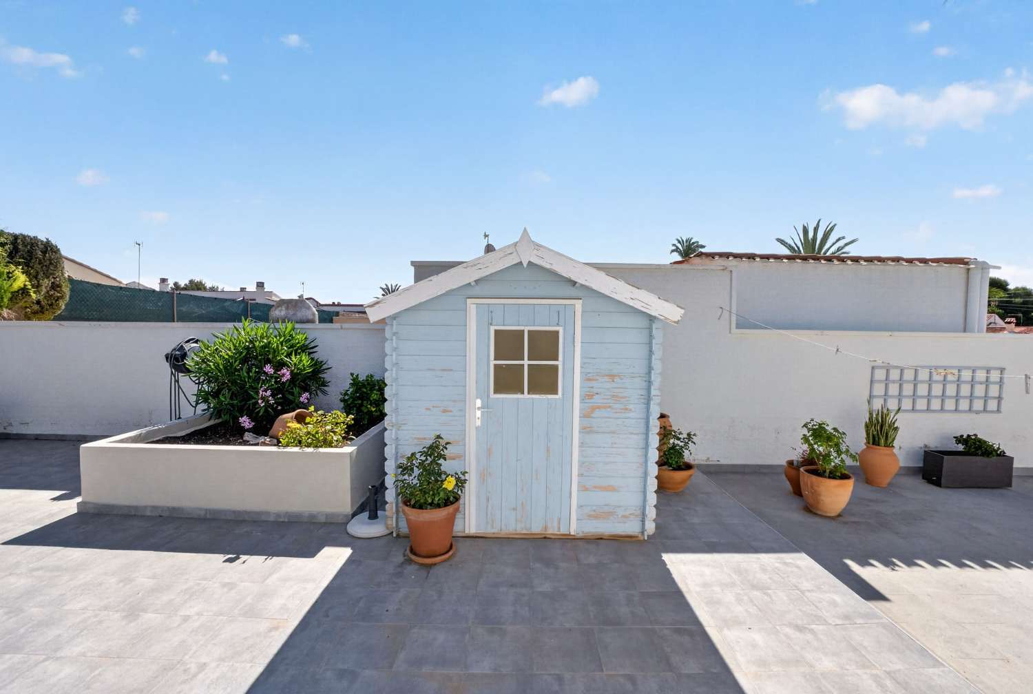 MODERNA VILLA DE UNA SOLA PLANTA EN LOS ÁNGELES – PARCELA DE 407 M², TOTALMENTE AMUEBLADA Y CERCA DE LA PLAYA