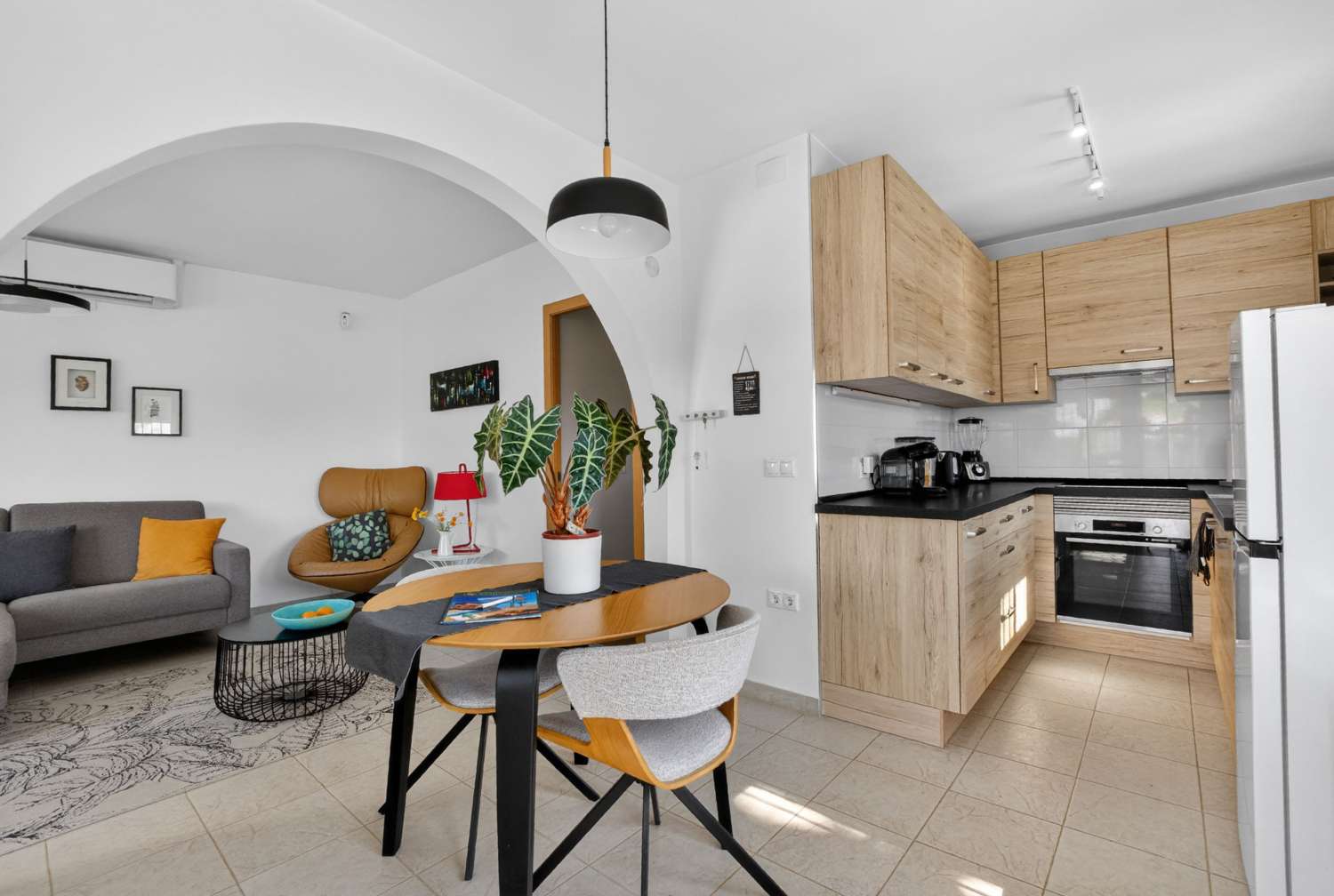 MODERNA VILLA DE UNA SOLA PLANTA EN LOS ÁNGELES – PARCELA DE 407 M², TOTALMENTE AMUEBLADA Y CERCA DE LA PLAYA