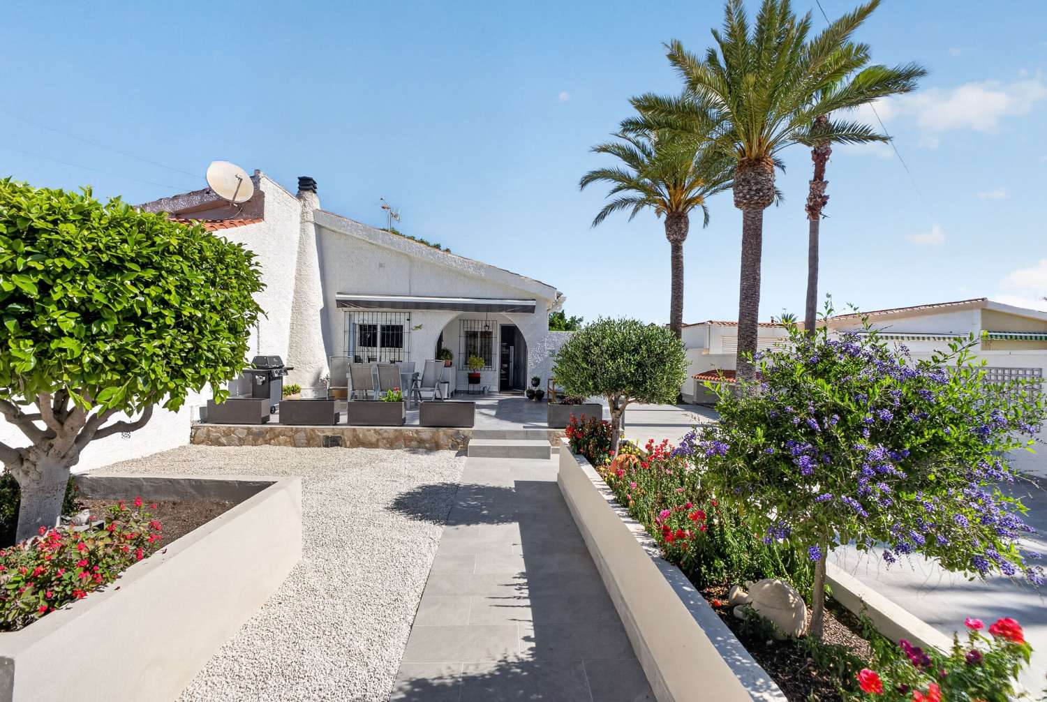 MODERNA VILLA DE UNA SOLA PLANTA EN LOS ÁNGELES – PARCELA DE 407 M², TOTALMENTE AMUEBLADA Y CERCA DE LA PLAYA