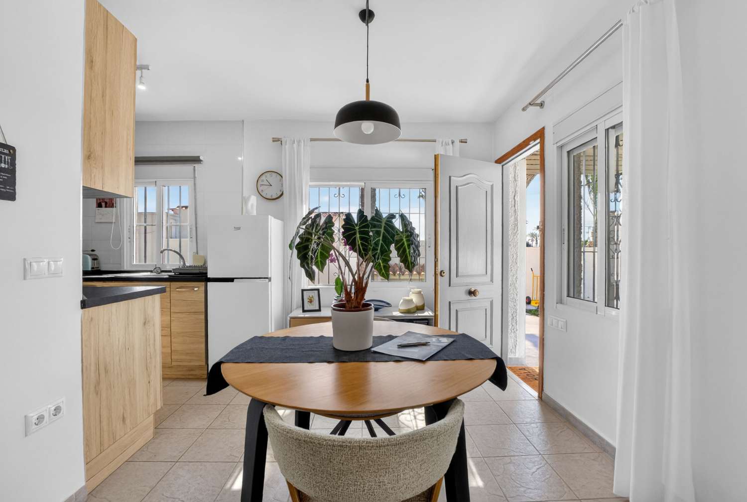 MODERNA VILLA DE UNA SOLA PLANTA EN LOS ÁNGELES – PARCELA DE 407 M², TOTALMENTE AMUEBLADA Y CERCA DE LA PLAYA