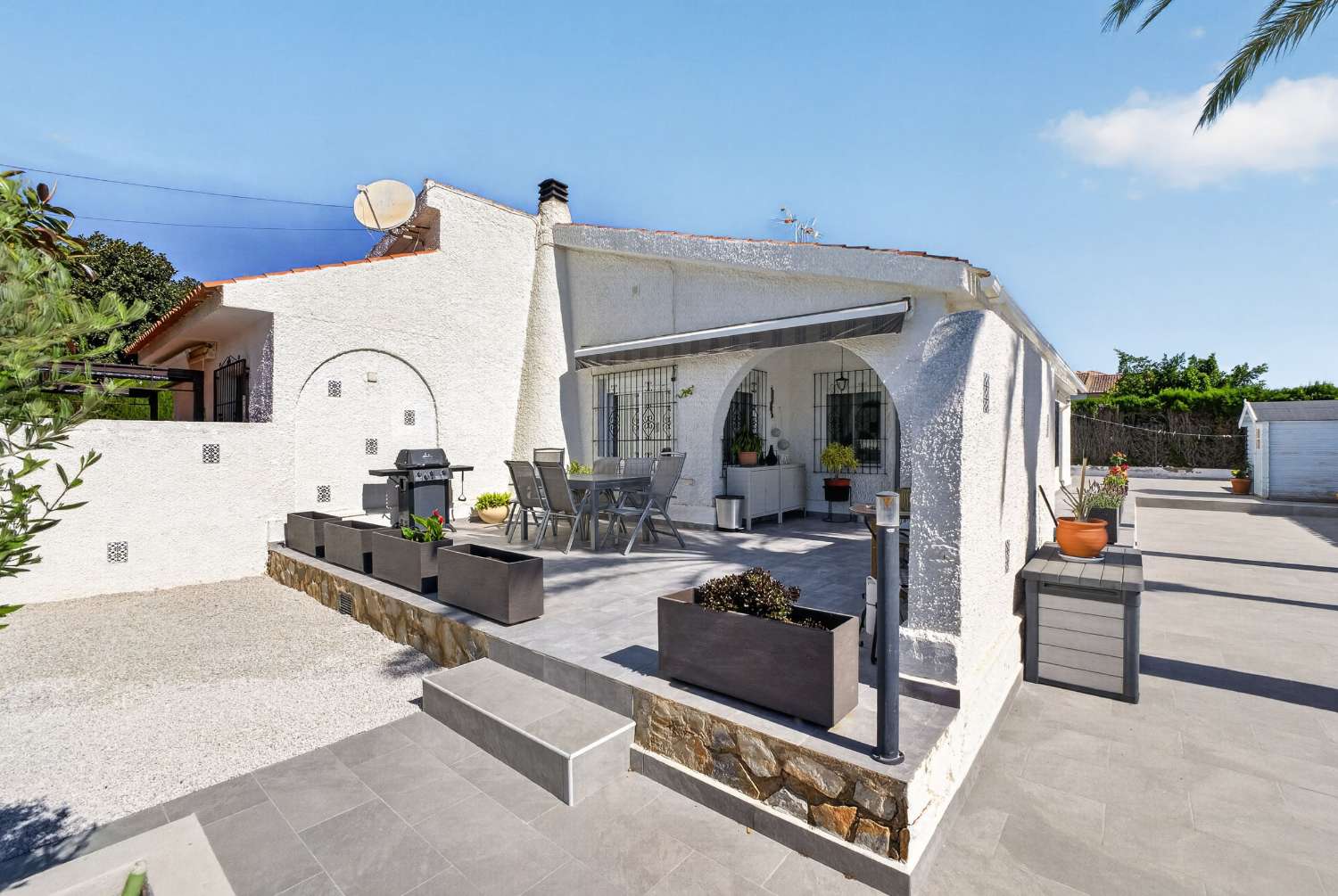 MODERNA VILLA DE UNA SOLA PLANTA EN LOS ÁNGELES – PARCELA DE 407 M², TOTALMENTE AMUEBLADA Y CERCA DE LA PLAYA