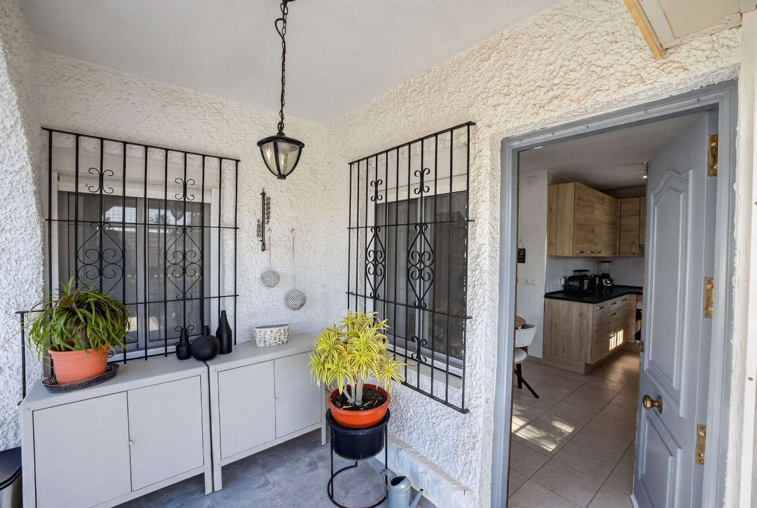 MODERNA VILLA DE UNA SOLA PLANTA EN LOS ÁNGELES – PARCELA DE 407 M², TOTALMENTE AMUEBLADA Y CERCA DE LA PLAYA