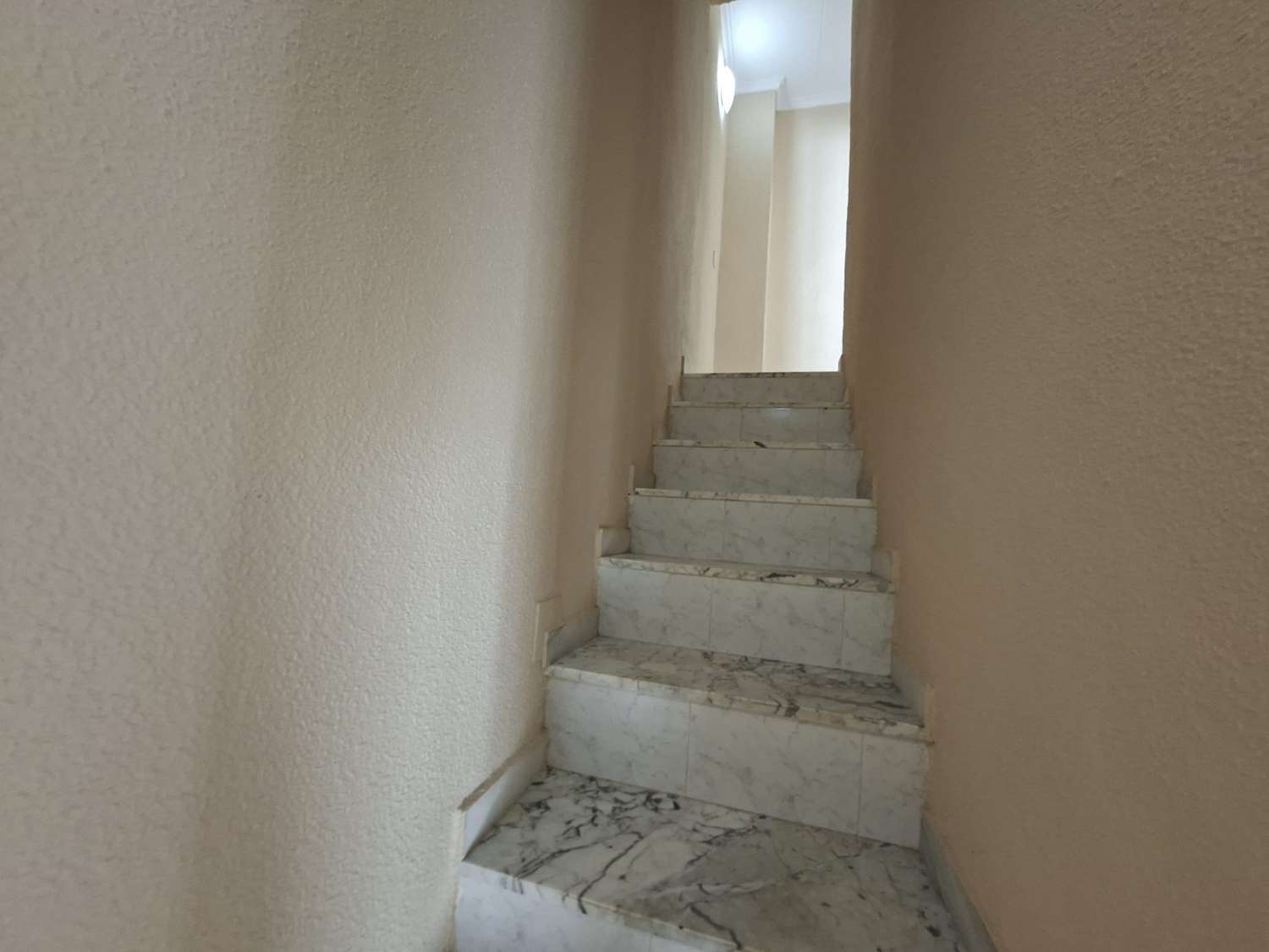 BUNGALOW ADOSADO CON SOLÁRIUM PRIVADO, JARDÍN Y VIVIENDA LISTA PARA ENTRAR A VIVIR