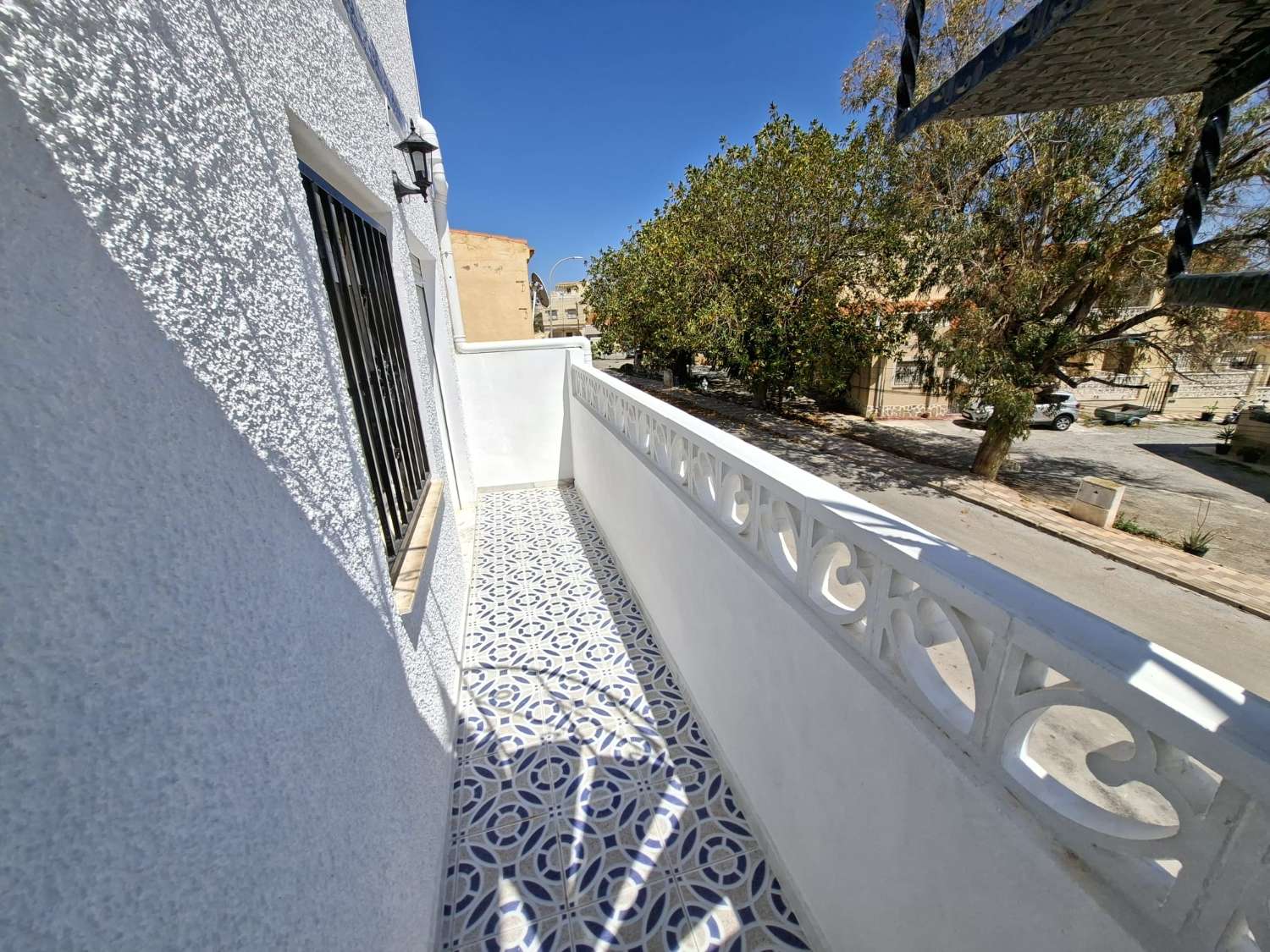 BUNGALOW ADOSADO CON SOLÁRIUM PRIVADO, JARDÍN Y VIVIENDA LISTA PARA ENTRAR A VIVIR