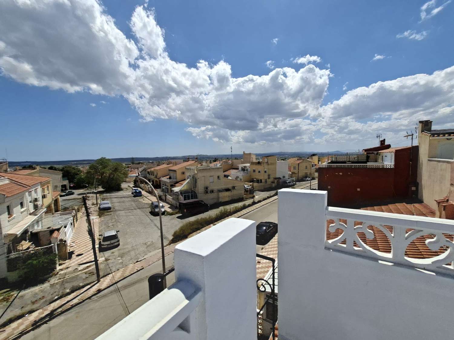 BUNGALOW ADOSADO CON SOLÁRIUM PRIVADO, JARDÍN Y VIVIENDA LISTA PARA ENTRAR A VIVIR
