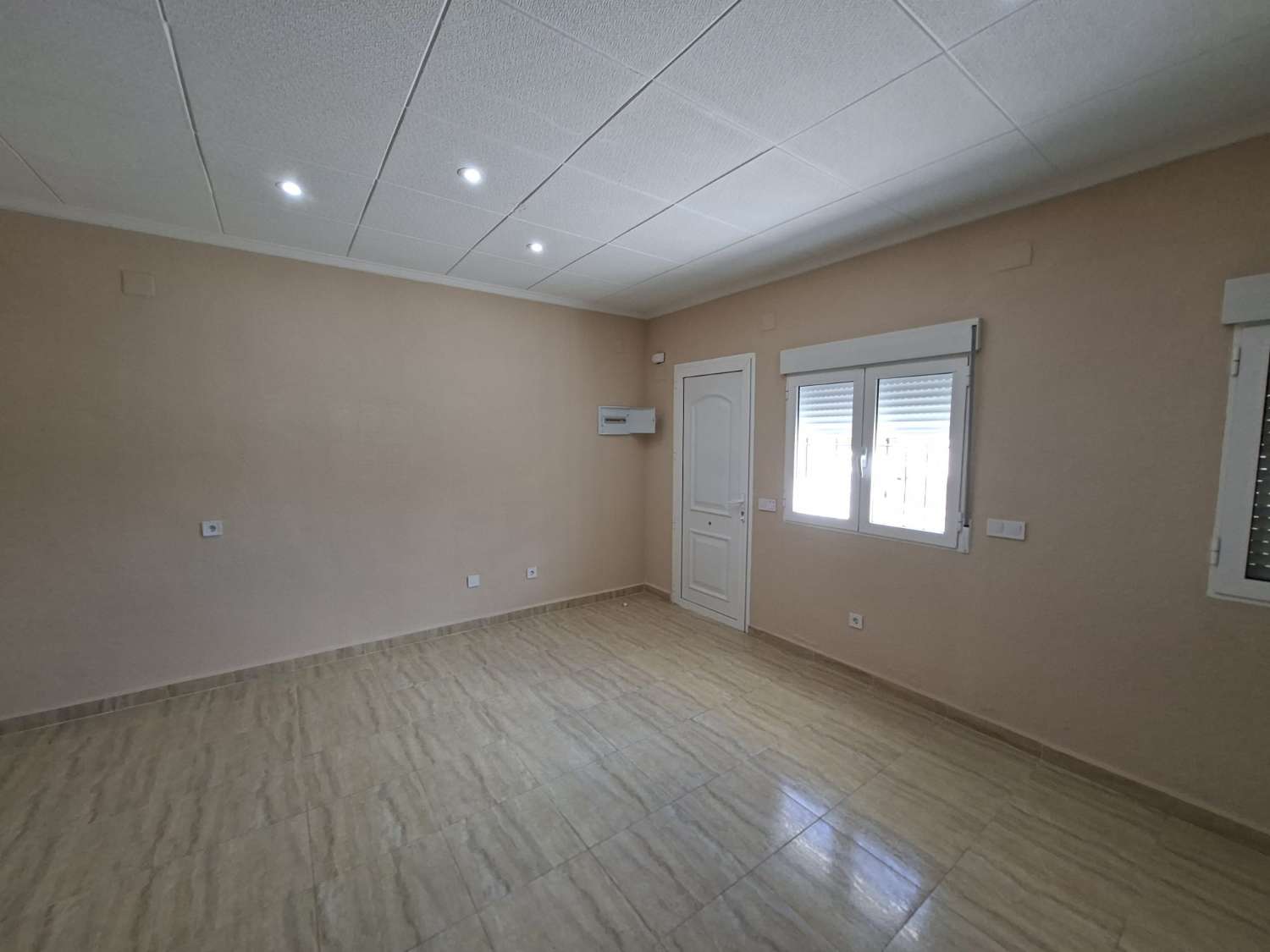 BUNGALOW ADOSADO CON SOLÁRIUM PRIVADO, JARDÍN Y VIVIENDA LISTA PARA ENTRAR A VIVIR