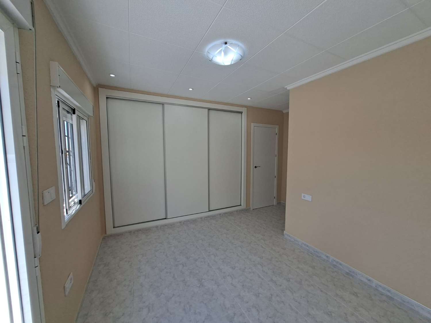 BUNGALOW ADOSADO CON SOLÁRIUM PRIVADO, JARDÍN Y VIVIENDA LISTA PARA ENTRAR A VIVIR