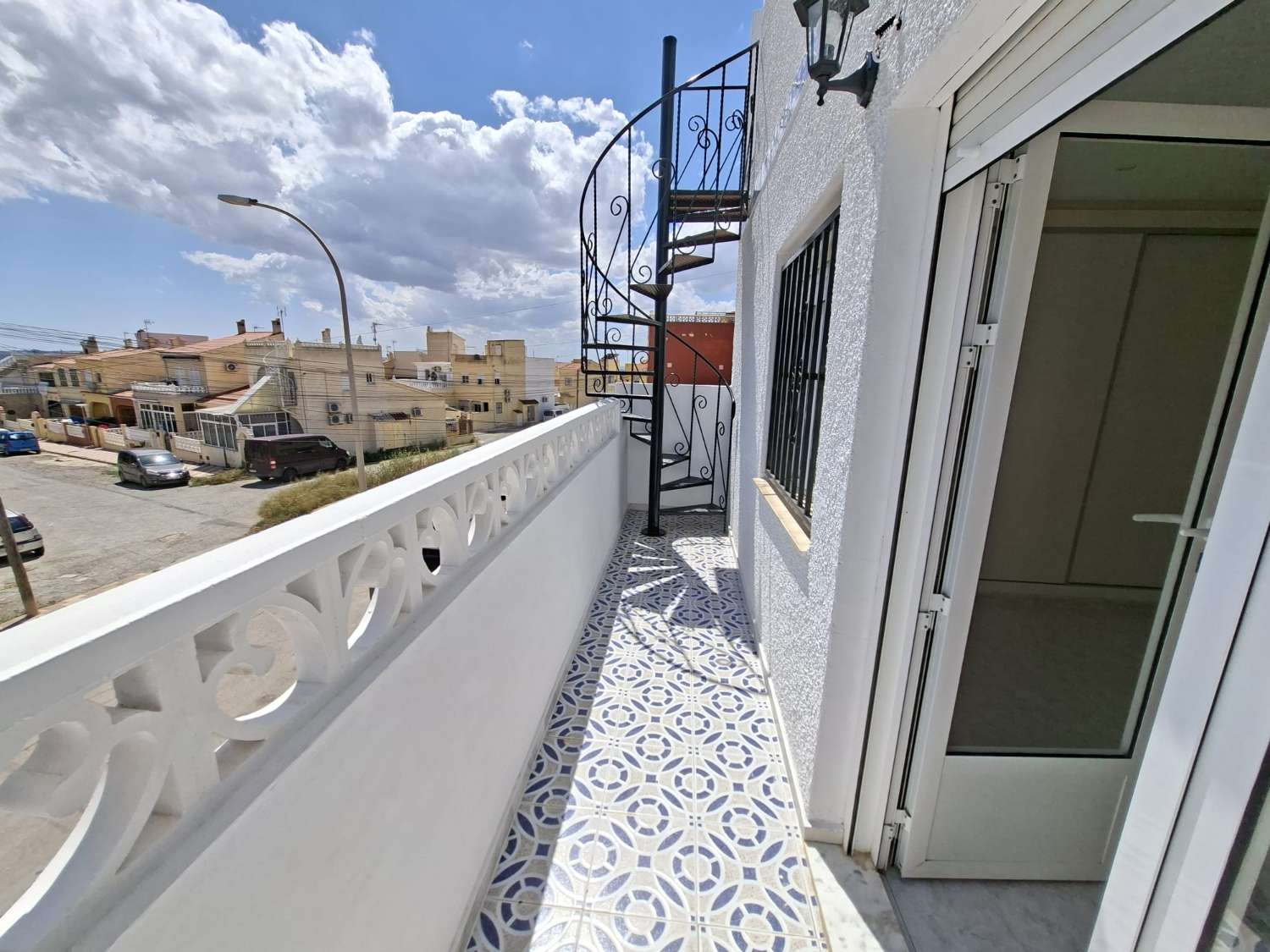 BUNGALOW ADOSADO CON SOLÁRIUM PRIVADO, JARDÍN Y VIVIENDA LISTA PARA ENTRAR A VIVIR
