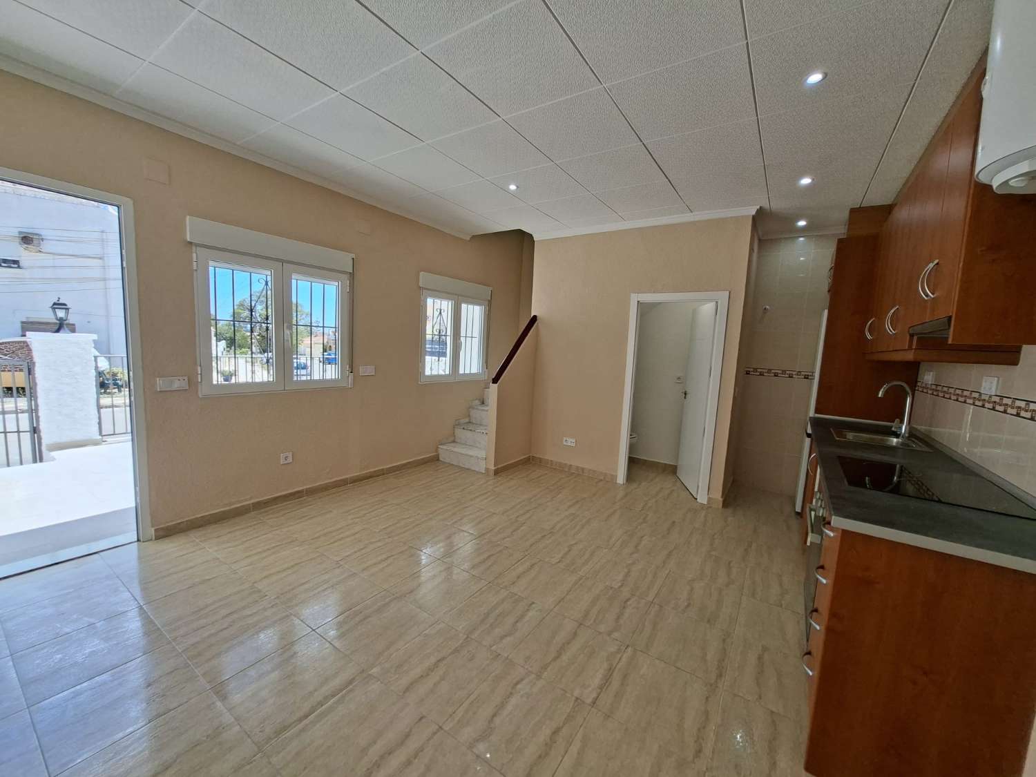 BUNGALOW ADOSADO CON SOLÁRIUM PRIVADO, JARDÍN Y VIVIENDA LISTA PARA ENTRAR A VIVIR