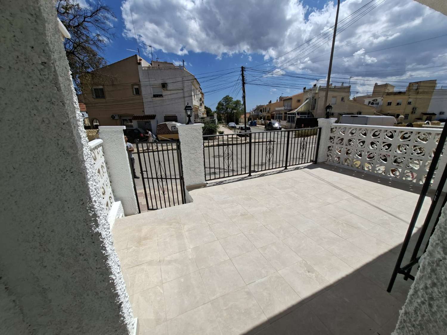 BUNGALOW ADOSADO CON SOLÁRIUM PRIVADO, JARDÍN Y VIVIENDA LISTA PARA ENTRAR A VIVIR