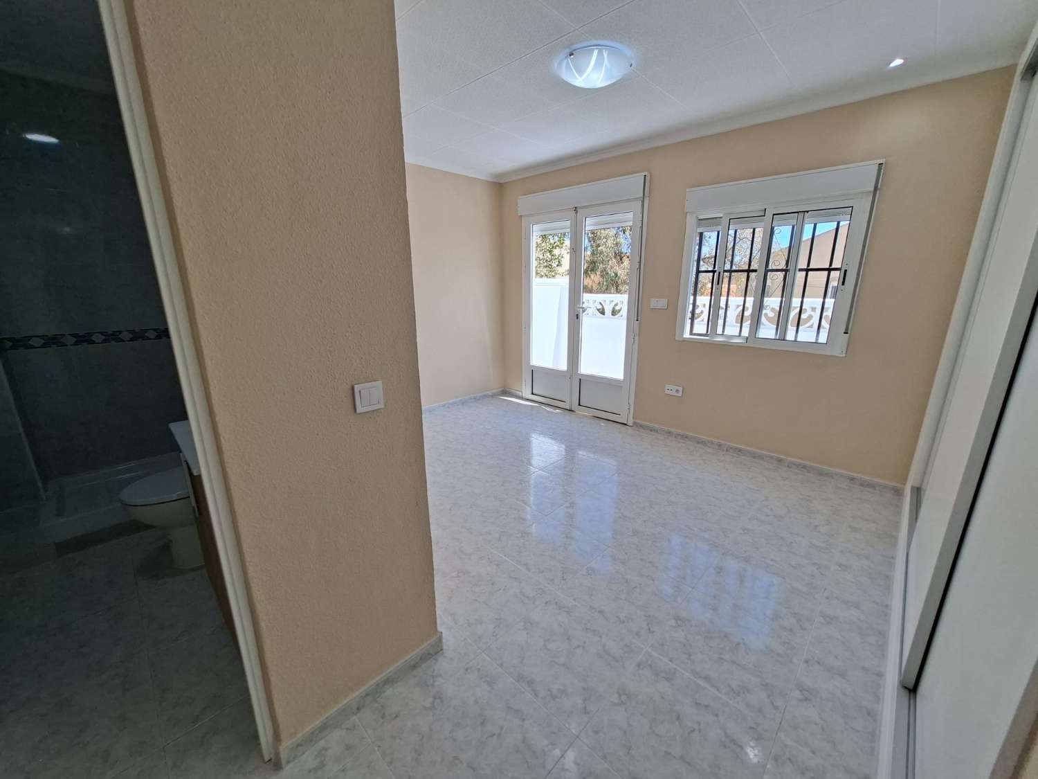 BUNGALOW ADOSADO CON SOLÁRIUM PRIVADO, JARDÍN Y VIVIENDA LISTA PARA ENTRAR A VIVIR