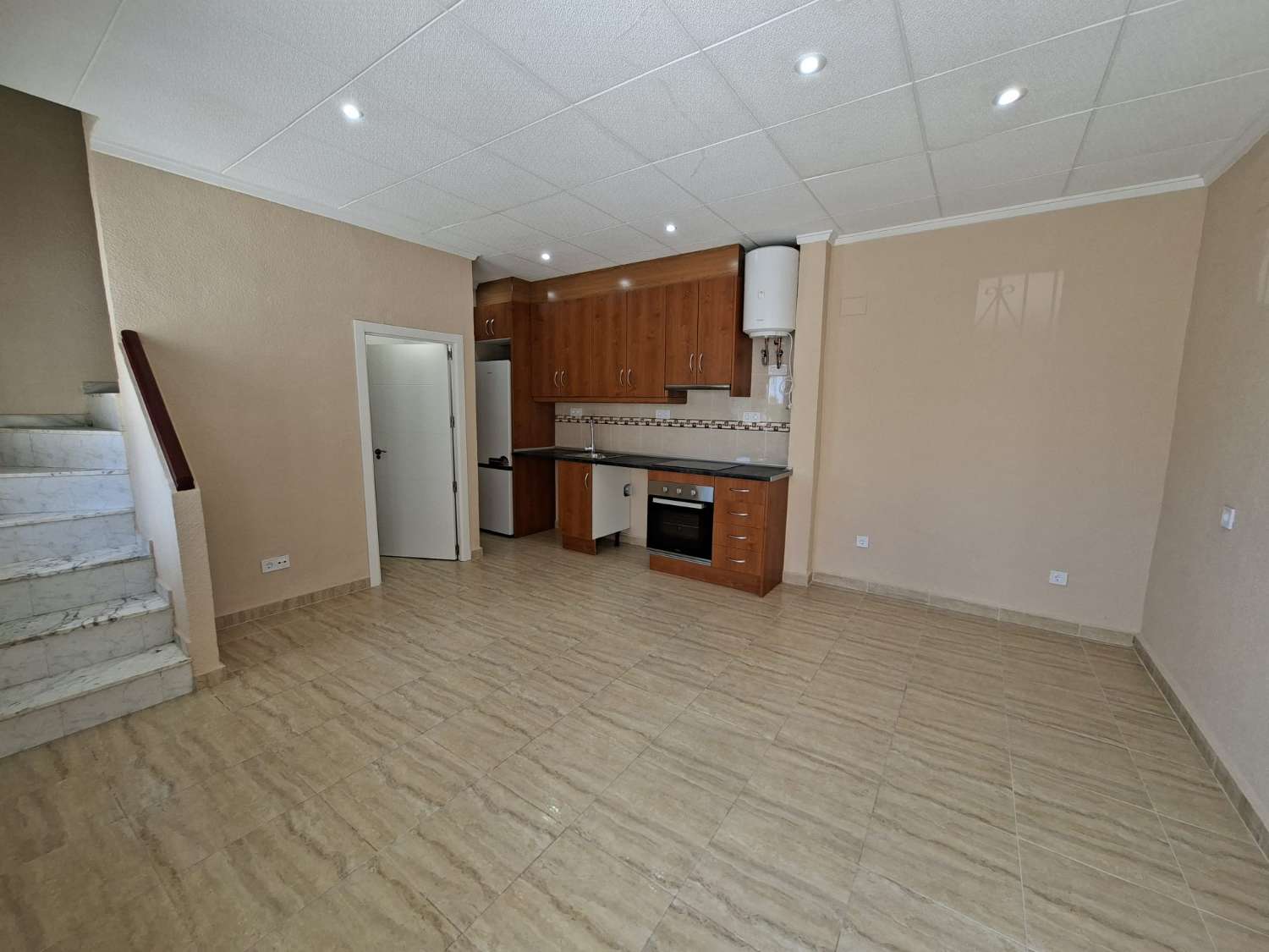 BUNGALOW ADOSADO CON SOLÁRIUM PRIVADO, JARDÍN Y VIVIENDA LISTA PARA ENTRAR A VIVIR