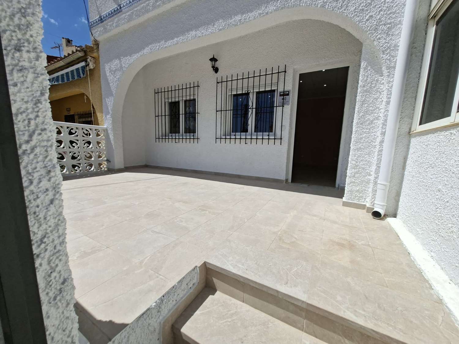 BUNGALOW ADOSADO CON SOLÁRIUM PRIVADO, JARDÍN Y VIVIENDA LISTA PARA ENTRAR A VIVIR