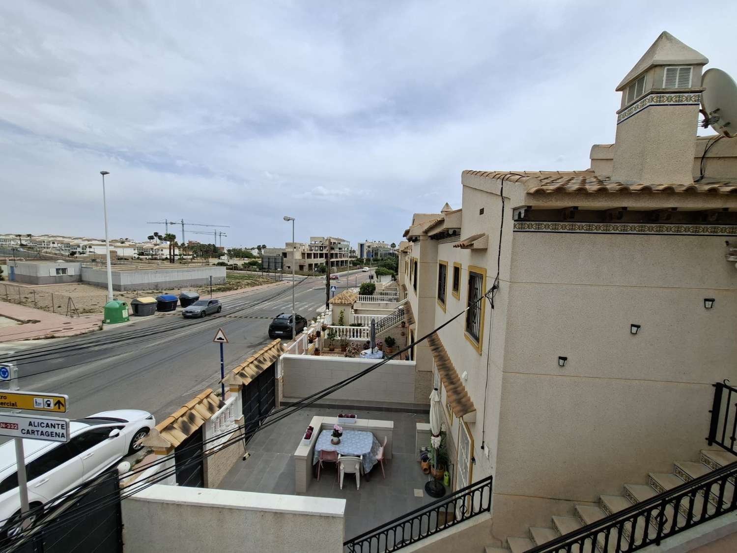 BUNGALOW TOTALMENTE REFORMADO CON JARDÍN PRIVADO, BARBACOA, TRASTERO Y PISCINA COMUNITARIA