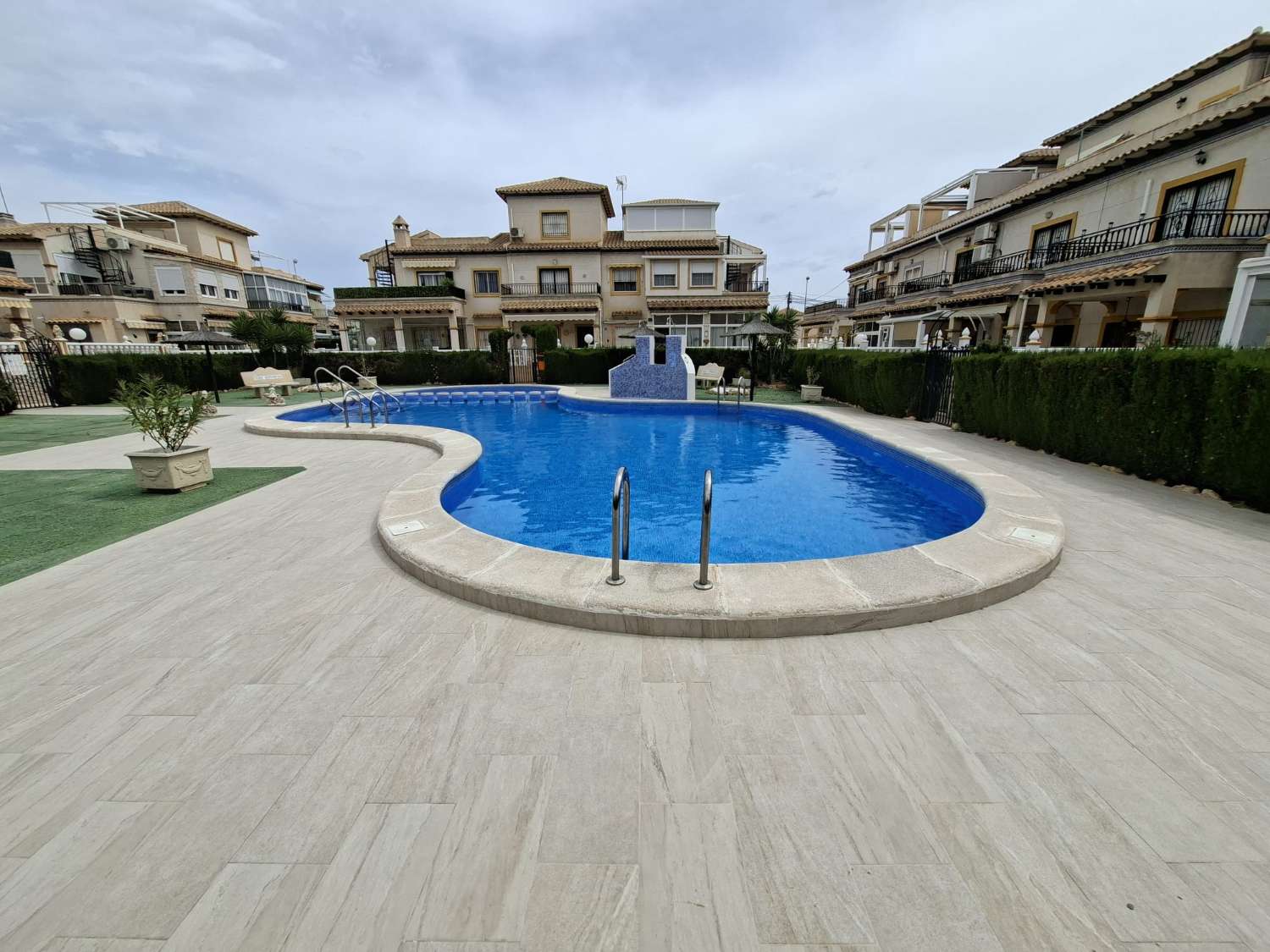 BUNGALOW TOTALMENTE REFORMADO CON JARDÍN PRIVADO, BARBACOA, TRASTERO Y PISCINA COMUNITARIA
