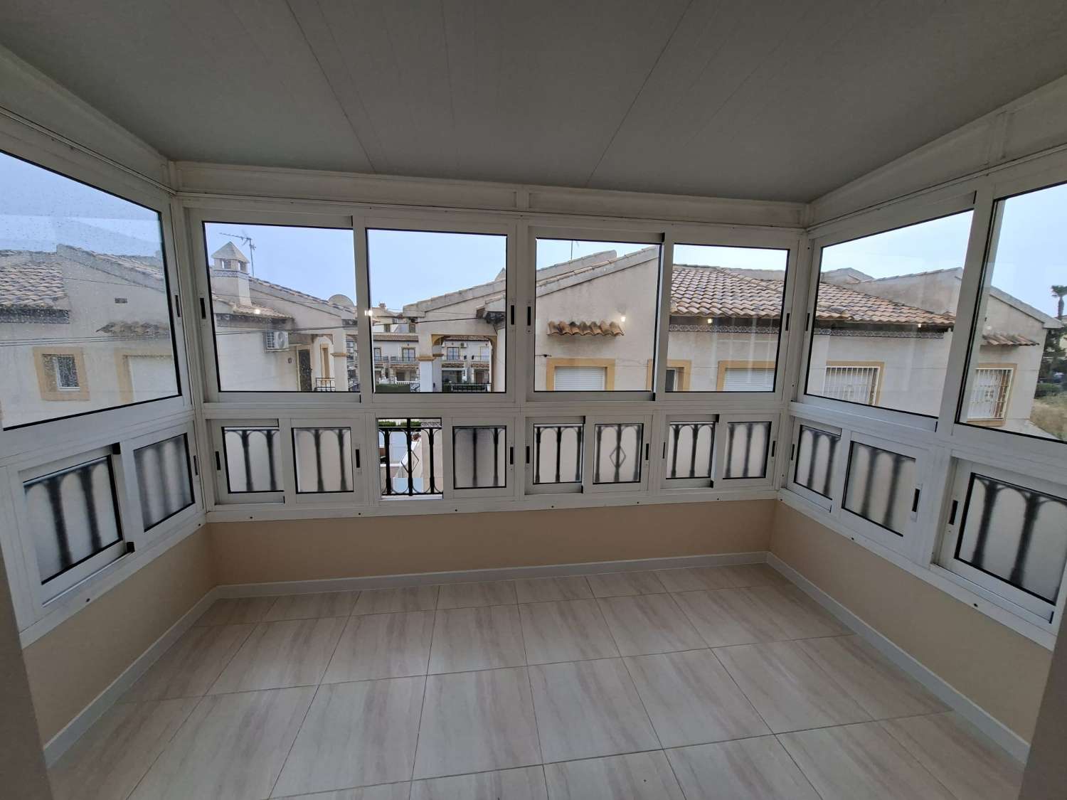 BUNGALOW TOTALMENTE REFORMADO CON JARDÍN PRIVADO, BARBACOA, TRASTERO Y PISCINA COMUNITARIA