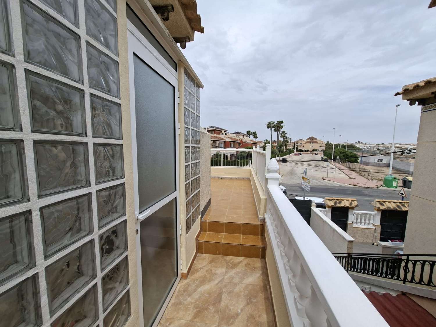 BUNGALOW TOTALMENTE REFORMADO CON JARDÍN PRIVADO, BARBACOA, TRASTERO Y PISCINA COMUNITARIA