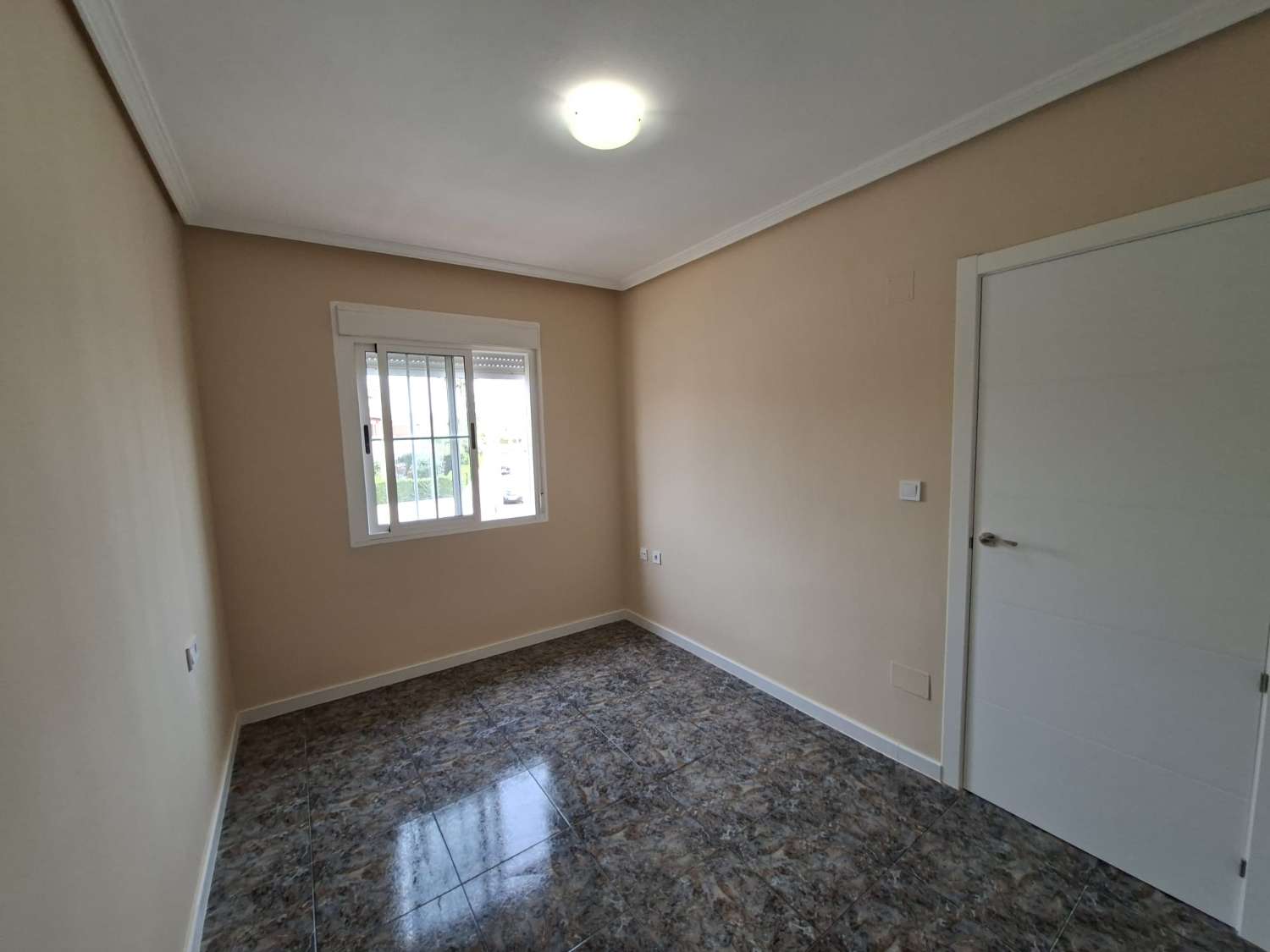 BUNGALOW TOTALMENTE REFORMADO CON JARDÍN PRIVADO, BARBACOA, TRASTERO Y PISCINA COMUNITARIA