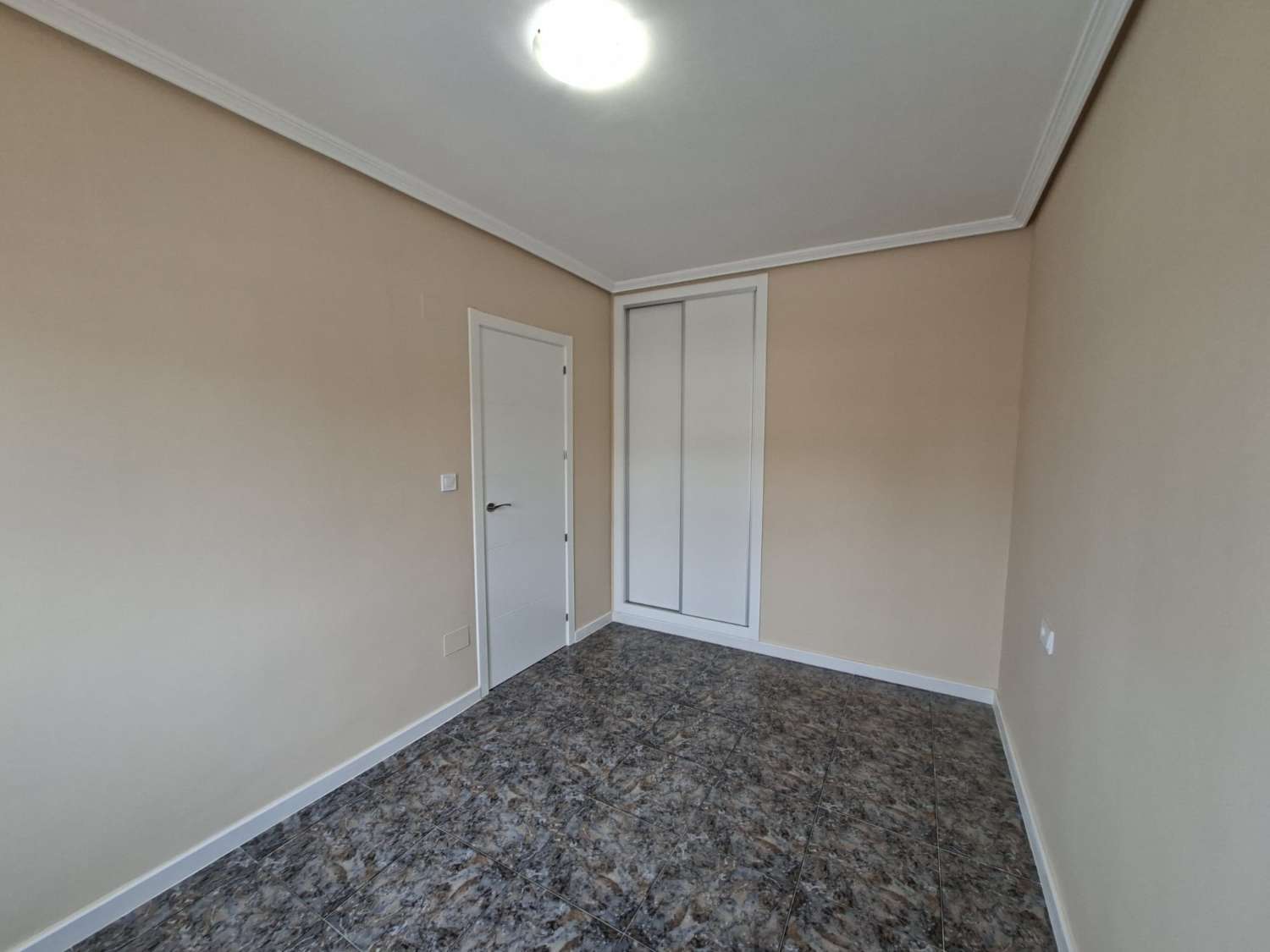 BUNGALOW TOTALMENTE REFORMADO CON JARDÍN PRIVADO, BARBACOA, TRASTERO Y PISCINA COMUNITARIA