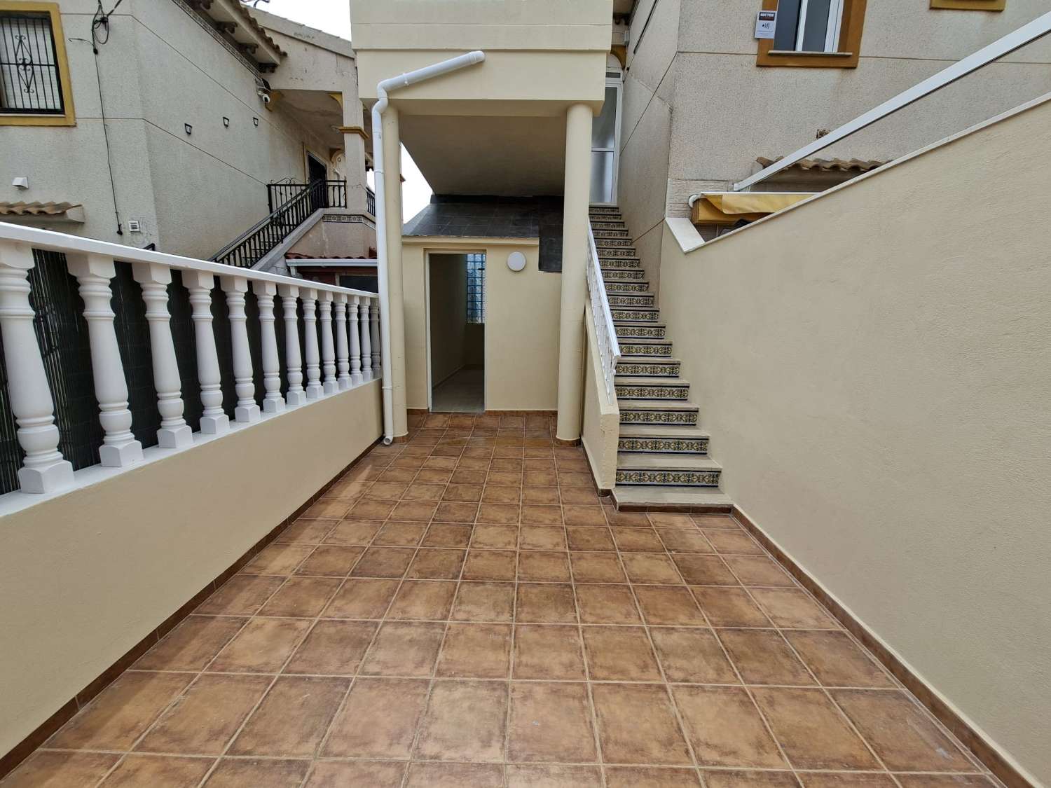 BUNGALOW TOTALMENTE REFORMADO CON JARDÍN PRIVADO, BARBACOA, TRASTERO Y PISCINA COMUNITARIA