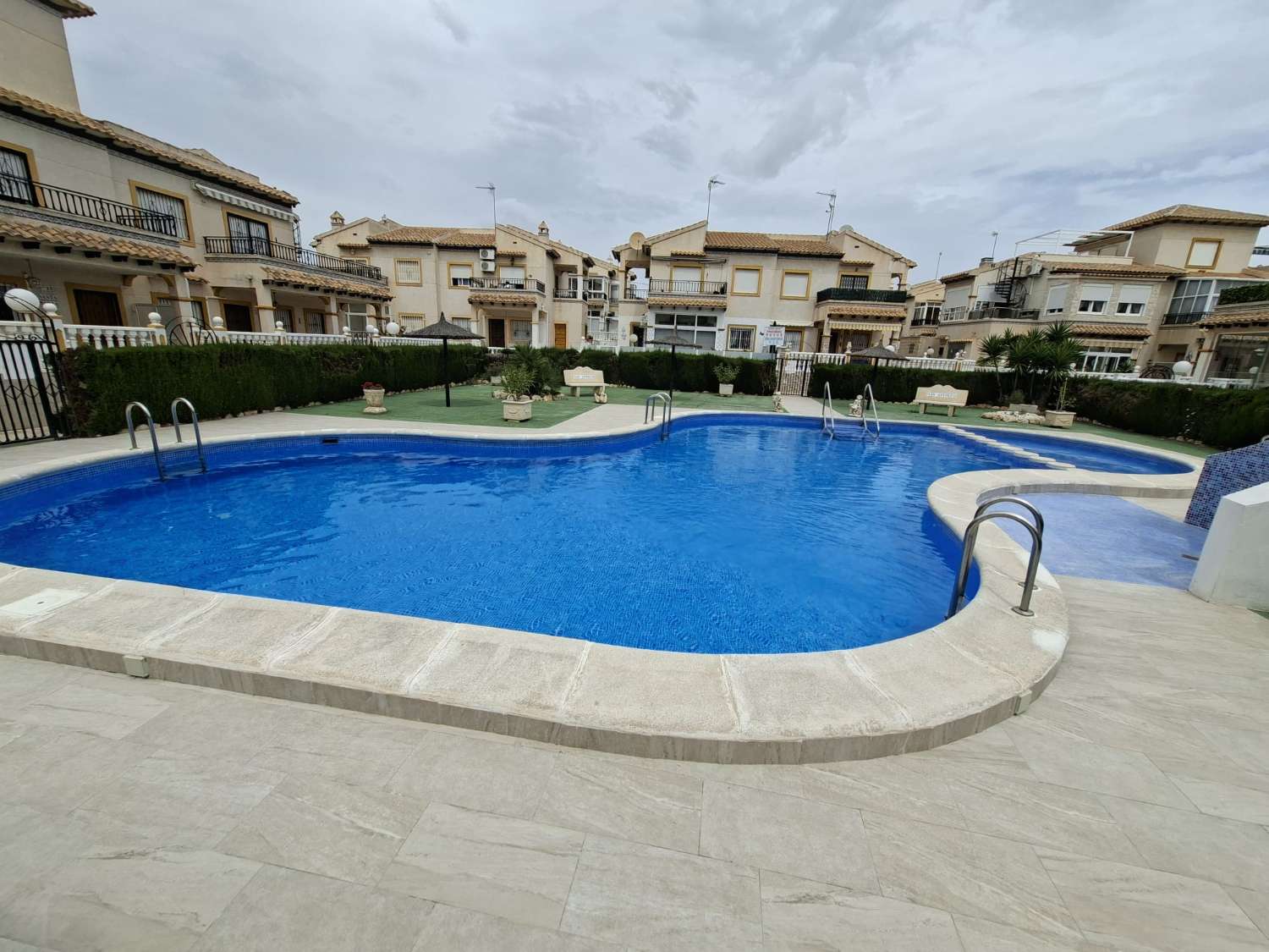 BUNGALOW TOTALMENTE REFORMADO CON JARDÍN PRIVADO, BARBACOA, TRASTERO Y PISCINA COMUNITARIA