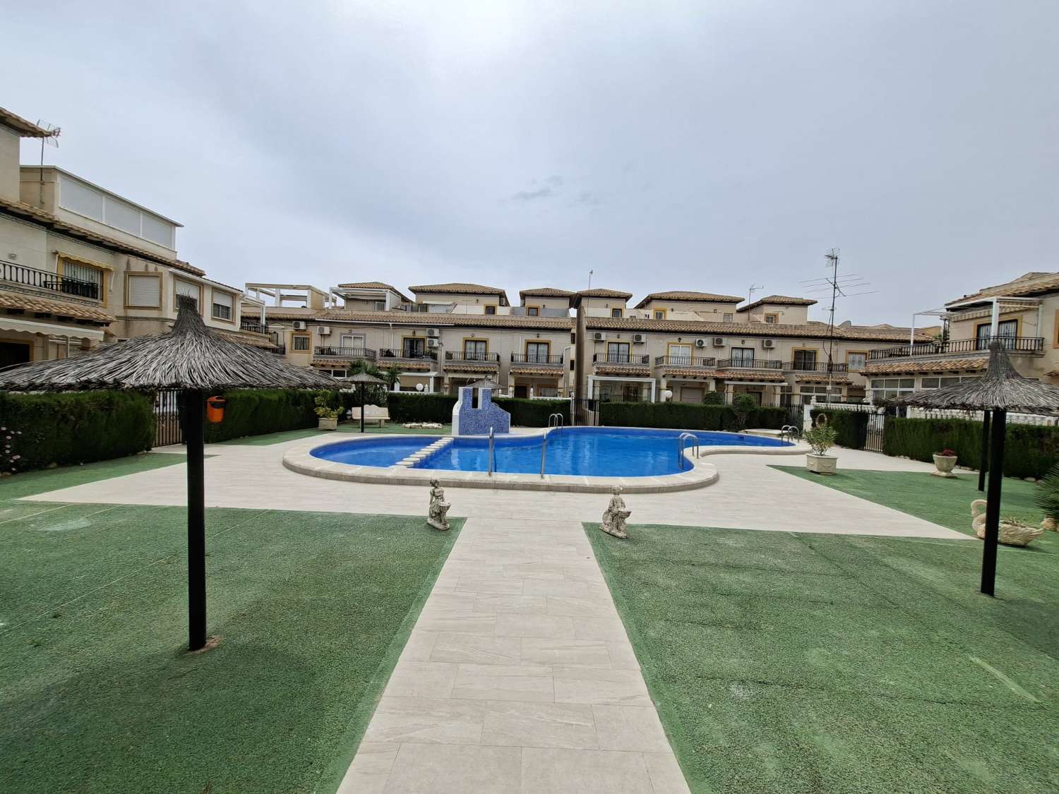 BUNGALOW TOTALMENTE REFORMADO CON JARDÍN PRIVADO, BARBACOA, TRASTERO Y PISCINA COMUNITARIA