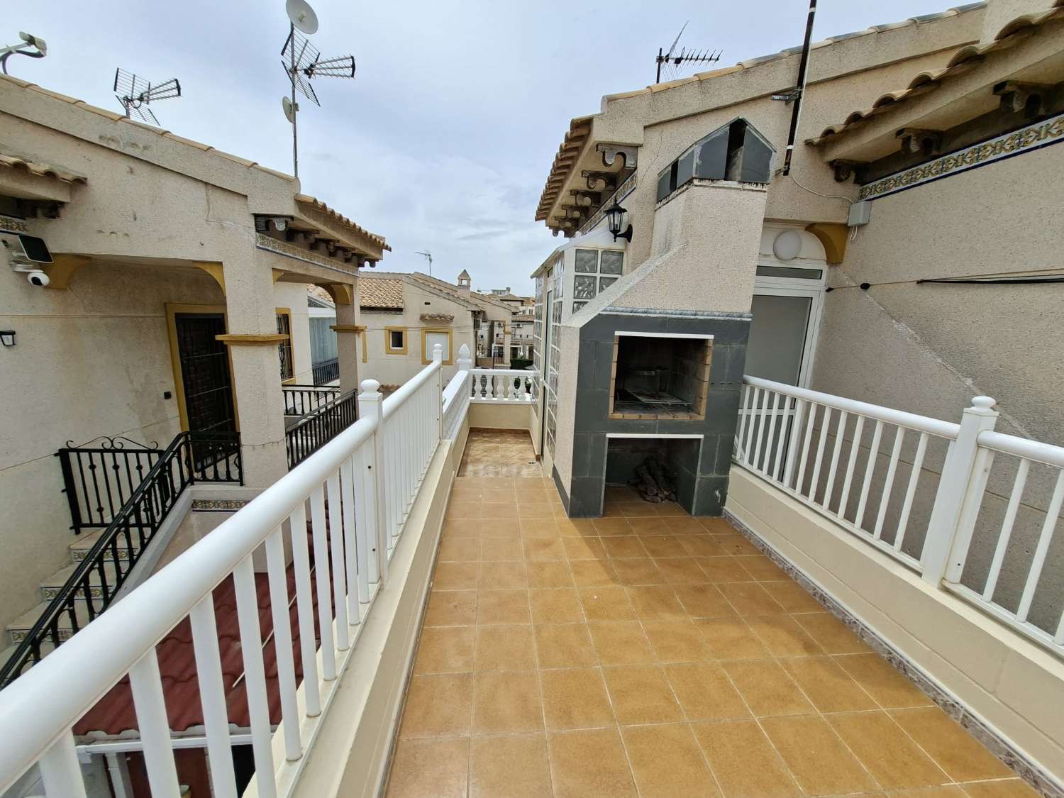 BUNGALOW TOTALMENTE REFORMADO CON JARDÍN PRIVADO, BARBACOA, TRASTERO Y PISCINA COMUNITARIA