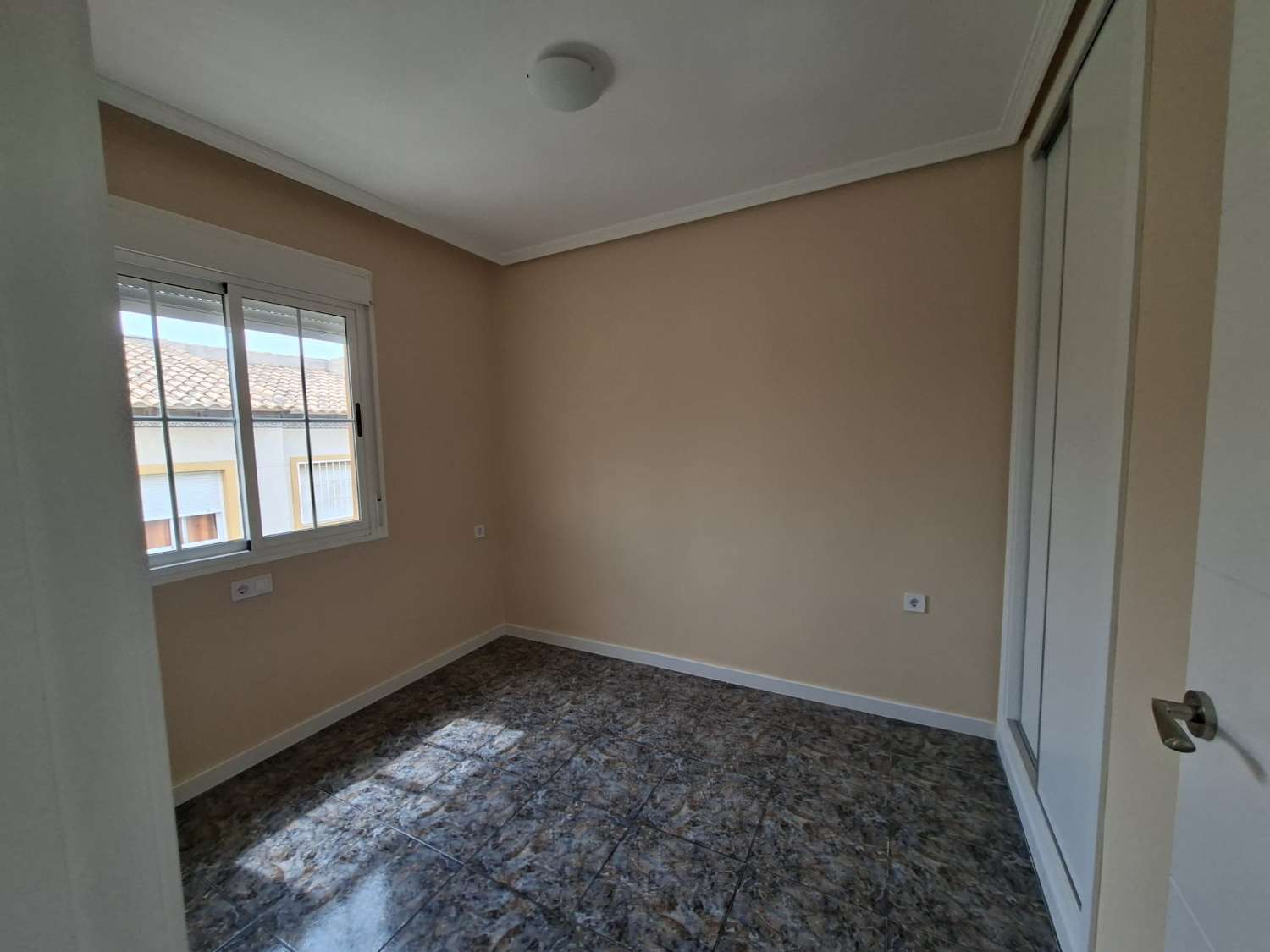 BUNGALOW TOTALMENTE REFORMADO CON JARDÍN PRIVADO, BARBACOA, TRASTERO Y PISCINA COMUNITARIA