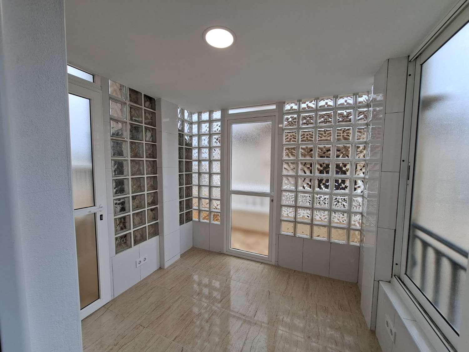 BUNGALOW TOTALMENTE REFORMADO CON JARDÍN PRIVADO, BARBACOA, TRASTERO Y PISCINA COMUNITARIA