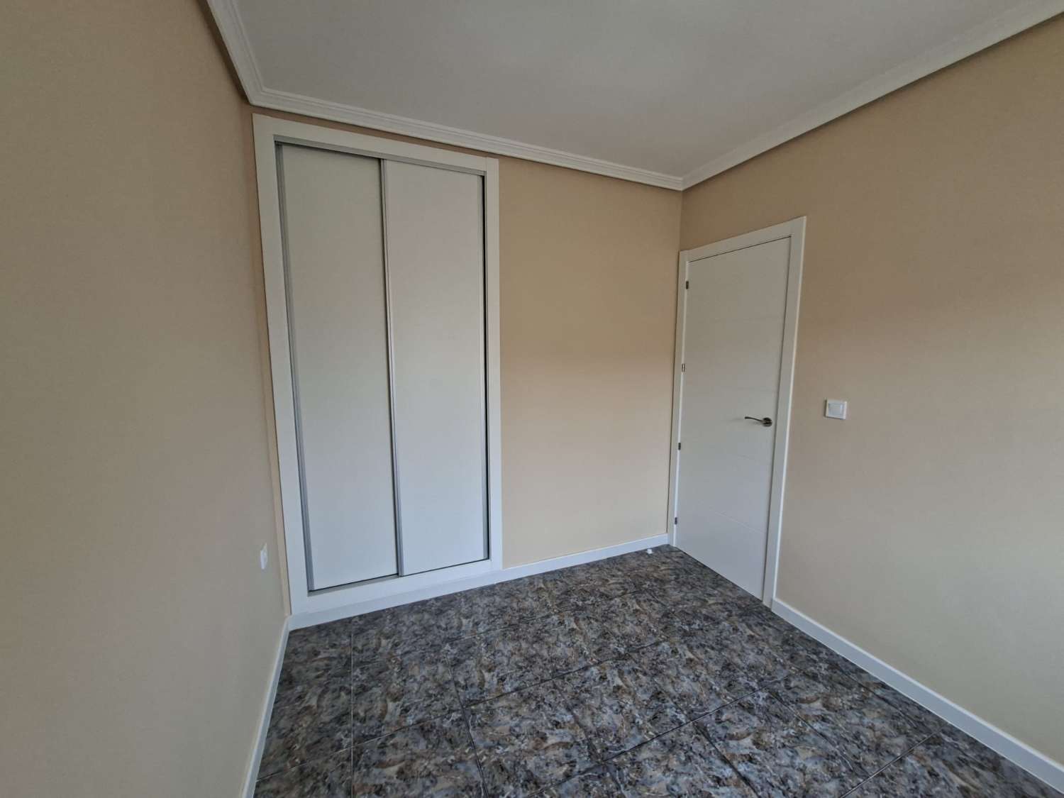BUNGALOW TOTALMENTE REFORMADO CON JARDÍN PRIVADO, BARBACOA, TRASTERO Y PISCINA COMUNITARIA
