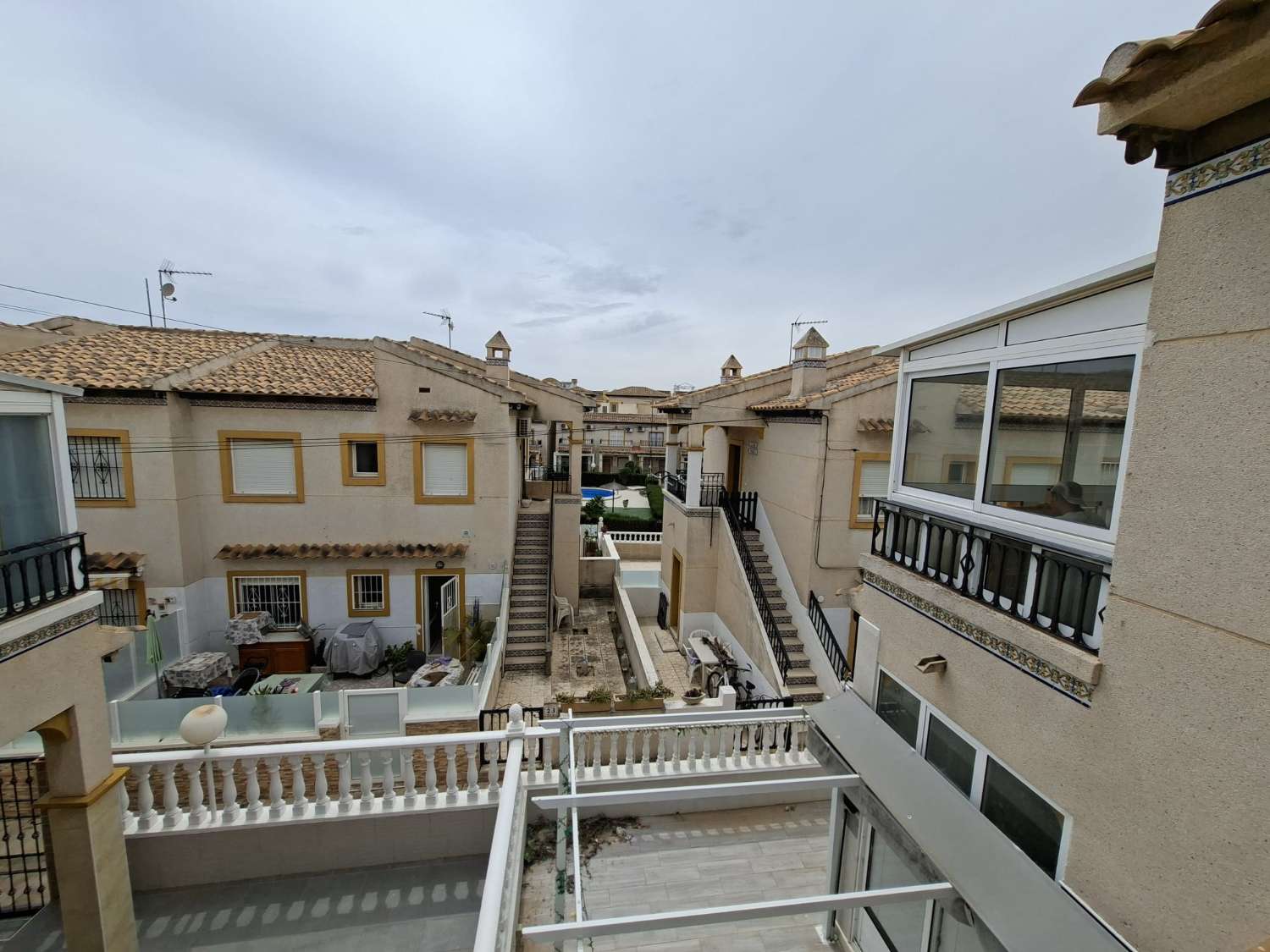 BUNGALOW TOTALMENTE REFORMADO CON JARDÍN PRIVADO, BARBACOA, TRASTERO Y PISCINA COMUNITARIA