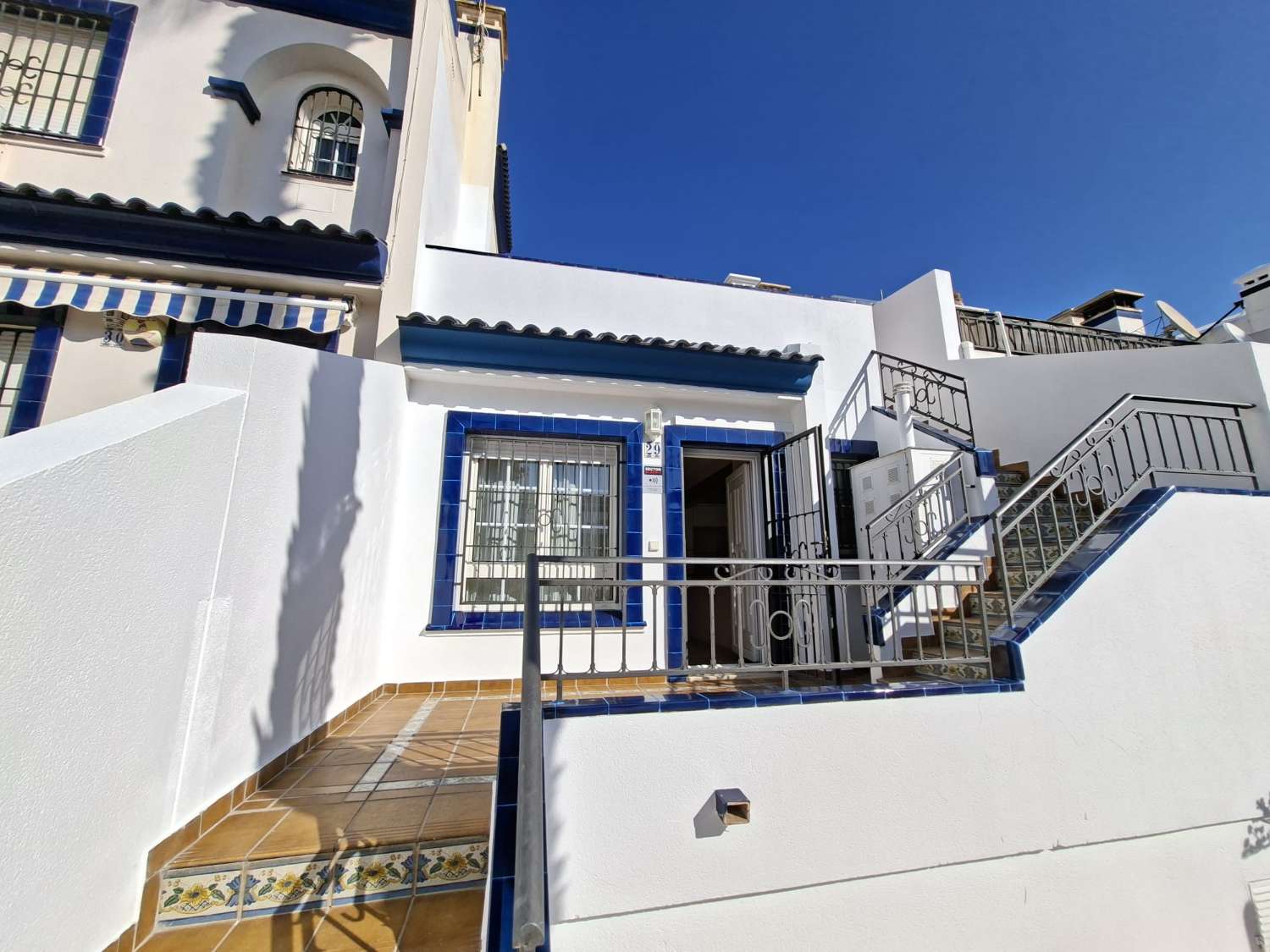 BUNGALOW EN ORIHUELA COSTA CON GRAN SOLÁRIUM PRIVADO Y 2 DORMITORIOS