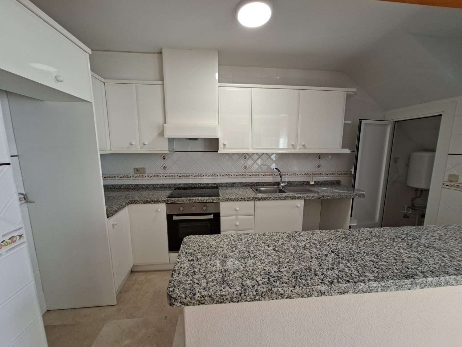 BUNGALOW EN ORIHUELA COSTA CON GRAN SOLÁRIUM PRIVADO Y 2 DORMITORIOS