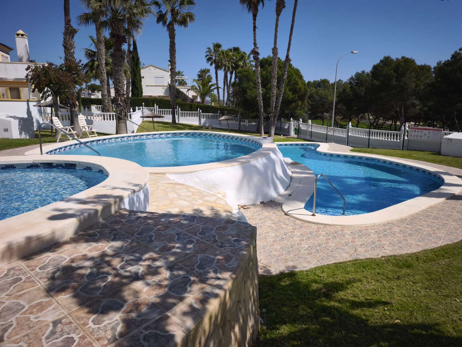 BUNGALOW EN ORIHUELA COSTA CON GRAN SOLÁRIUM PRIVADO Y 2 DORMITORIOS