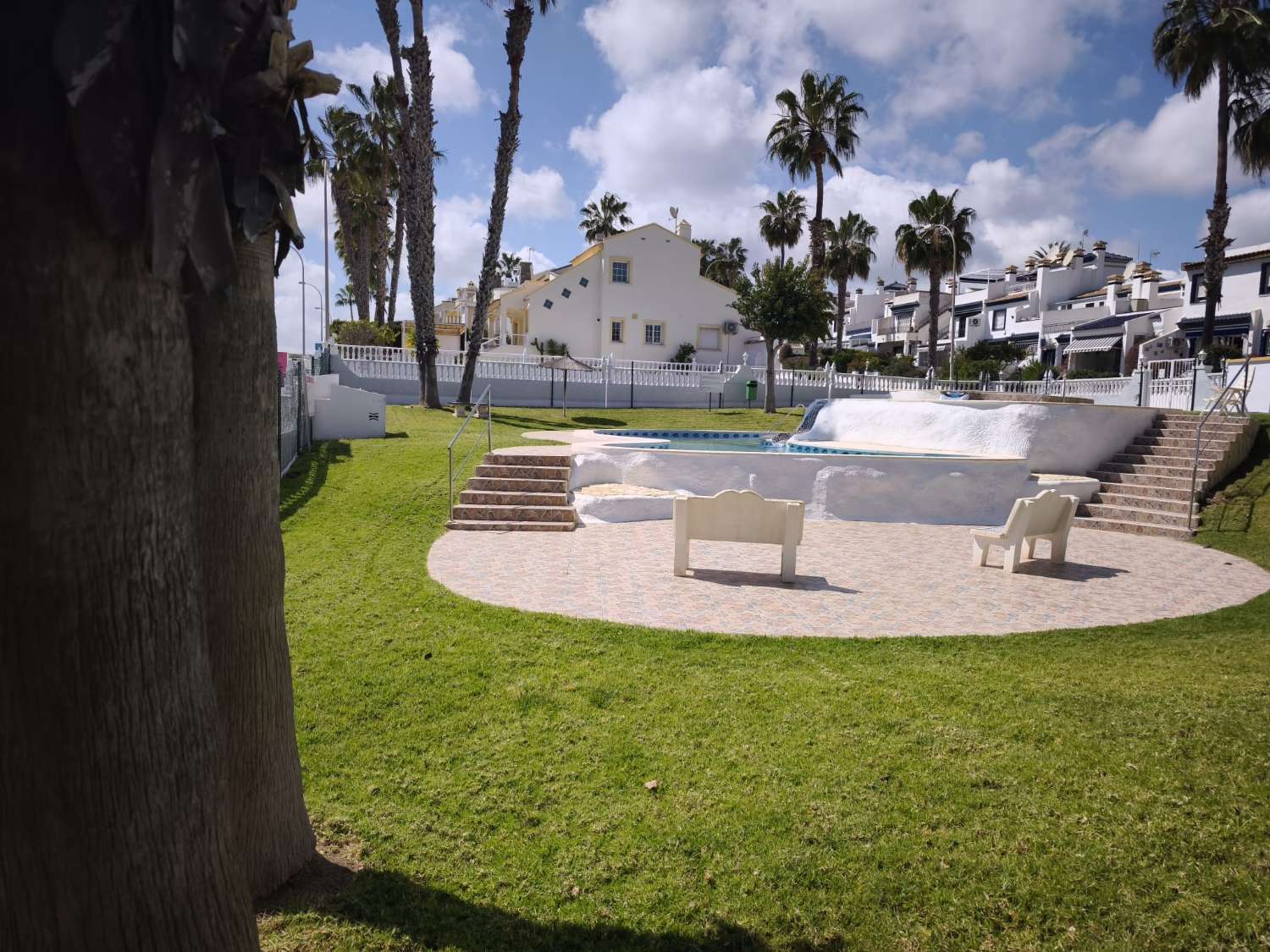 BUNGALOW EN ORIHUELA COSTA CON GRAN SOLÁRIUM PRIVADO Y 2 DORMITORIOS