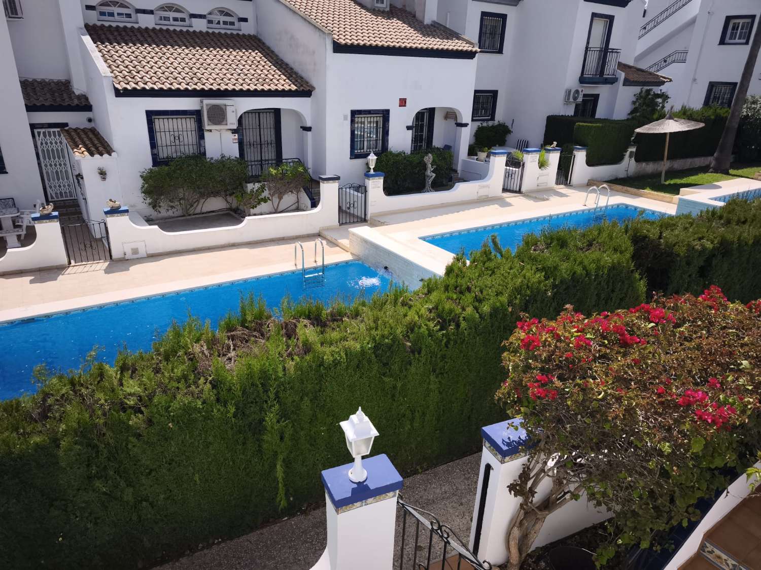 BUNGALOW EN ORIHUELA COSTA CON GRAN SOLÁRIUM PRIVADO Y 2 DORMITORIOS