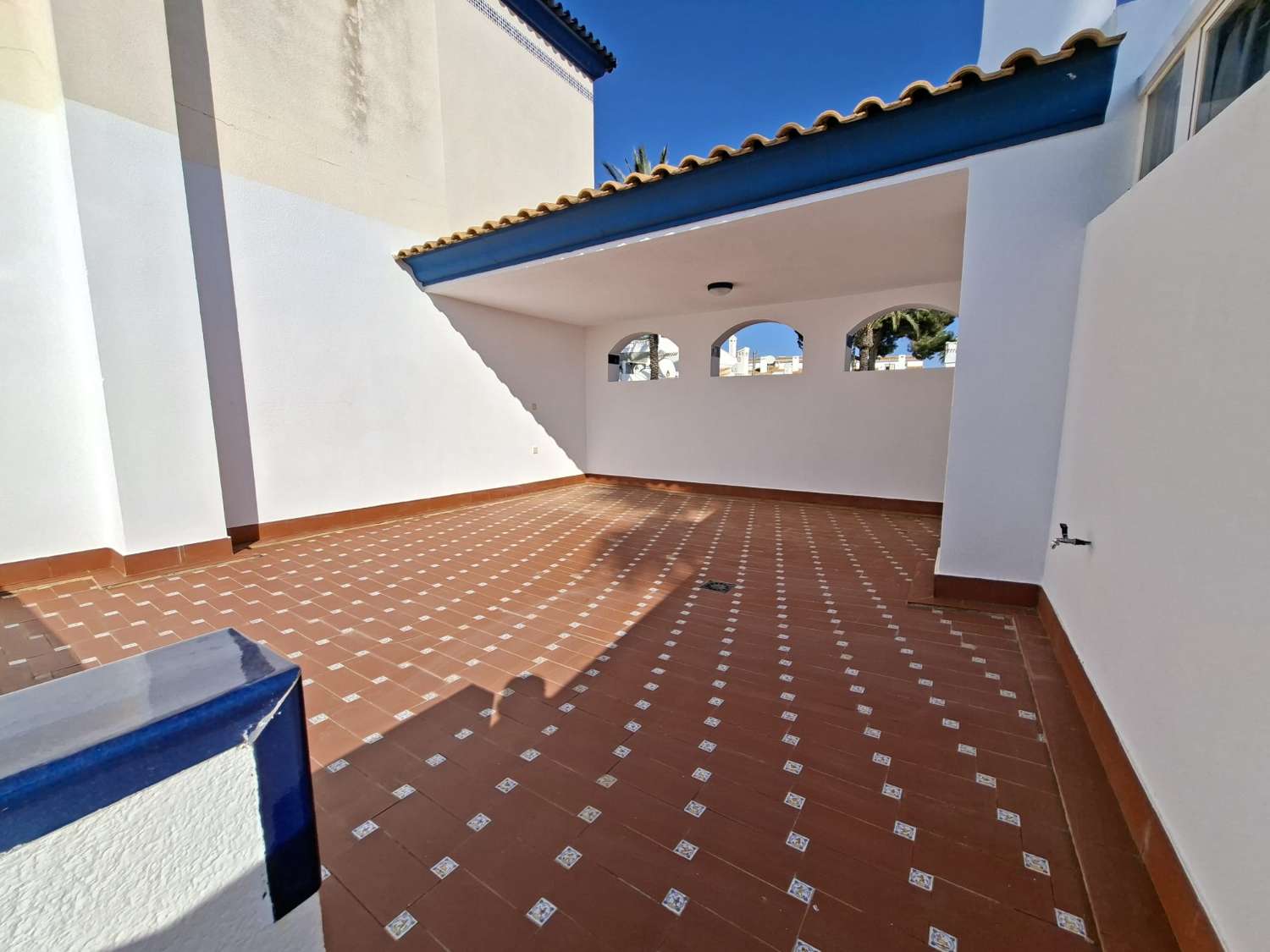 BUNGALOW EN ORIHUELA COSTA CON GRAN SOLÁRIUM PRIVADO Y 2 DORMITORIOS