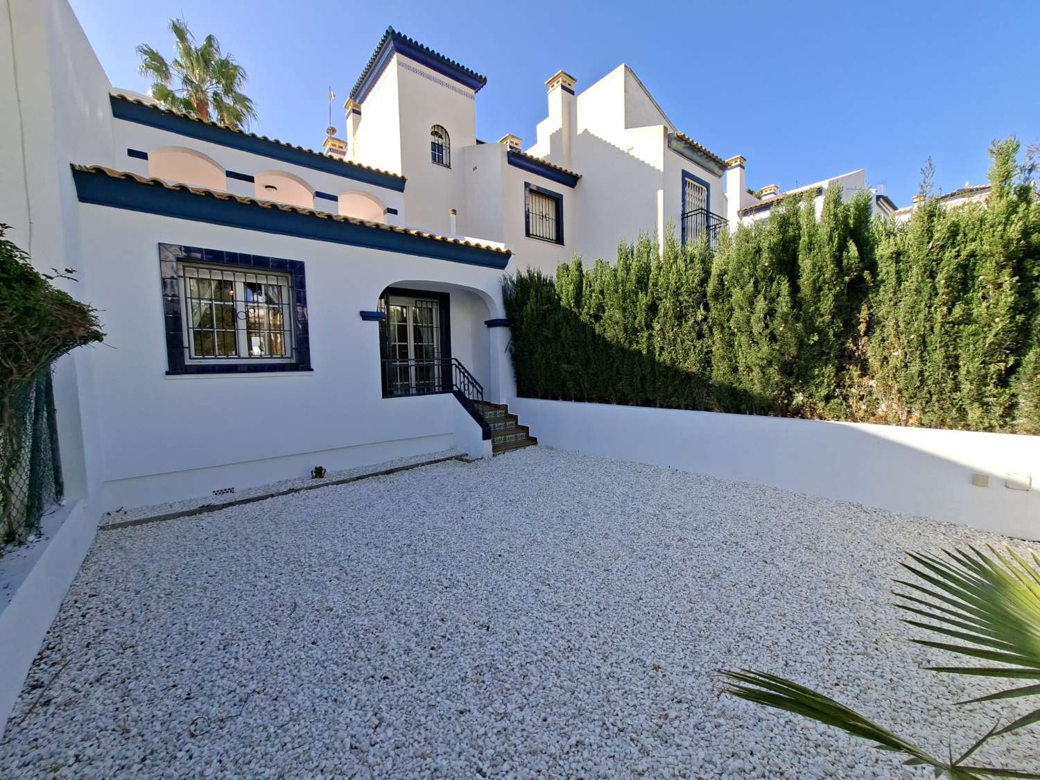 BUNGALOW EN ORIHUELA COSTA CON GRAN SOLÁRIUM PRIVADO Y 2 DORMITORIOS
