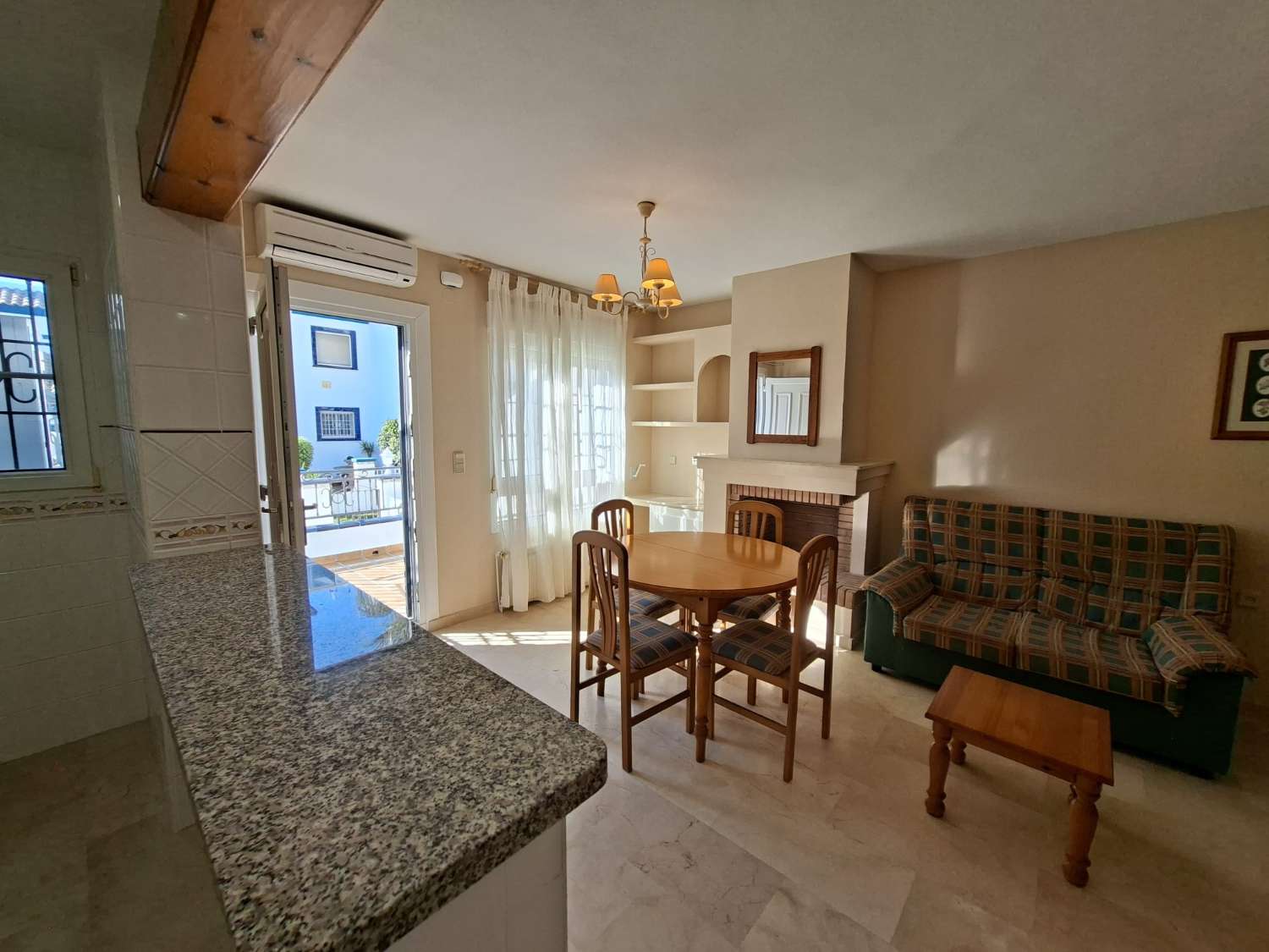 BUNGALOW EN ORIHUELA COSTA CON GRAN SOLÁRIUM PRIVADO Y 2 DORMITORIOS