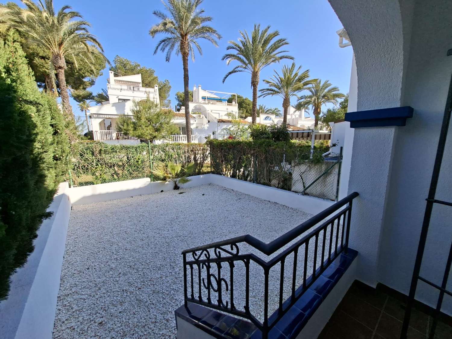 BUNGALOW EN ORIHUELA COSTA CON GRAN SOLÁRIUM PRIVADO Y 2 DORMITORIOS