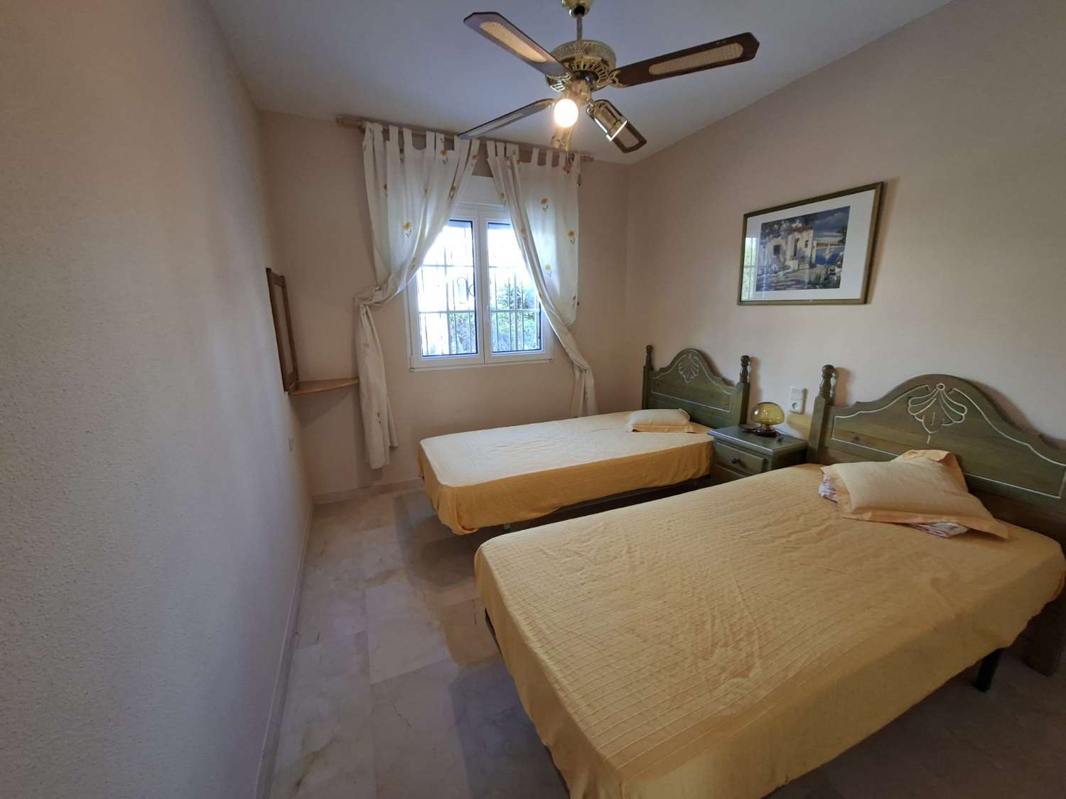 BUNGALOW EN ORIHUELA COSTA CON GRAN SOLÁRIUM PRIVADO Y 2 DORMITORIOS
