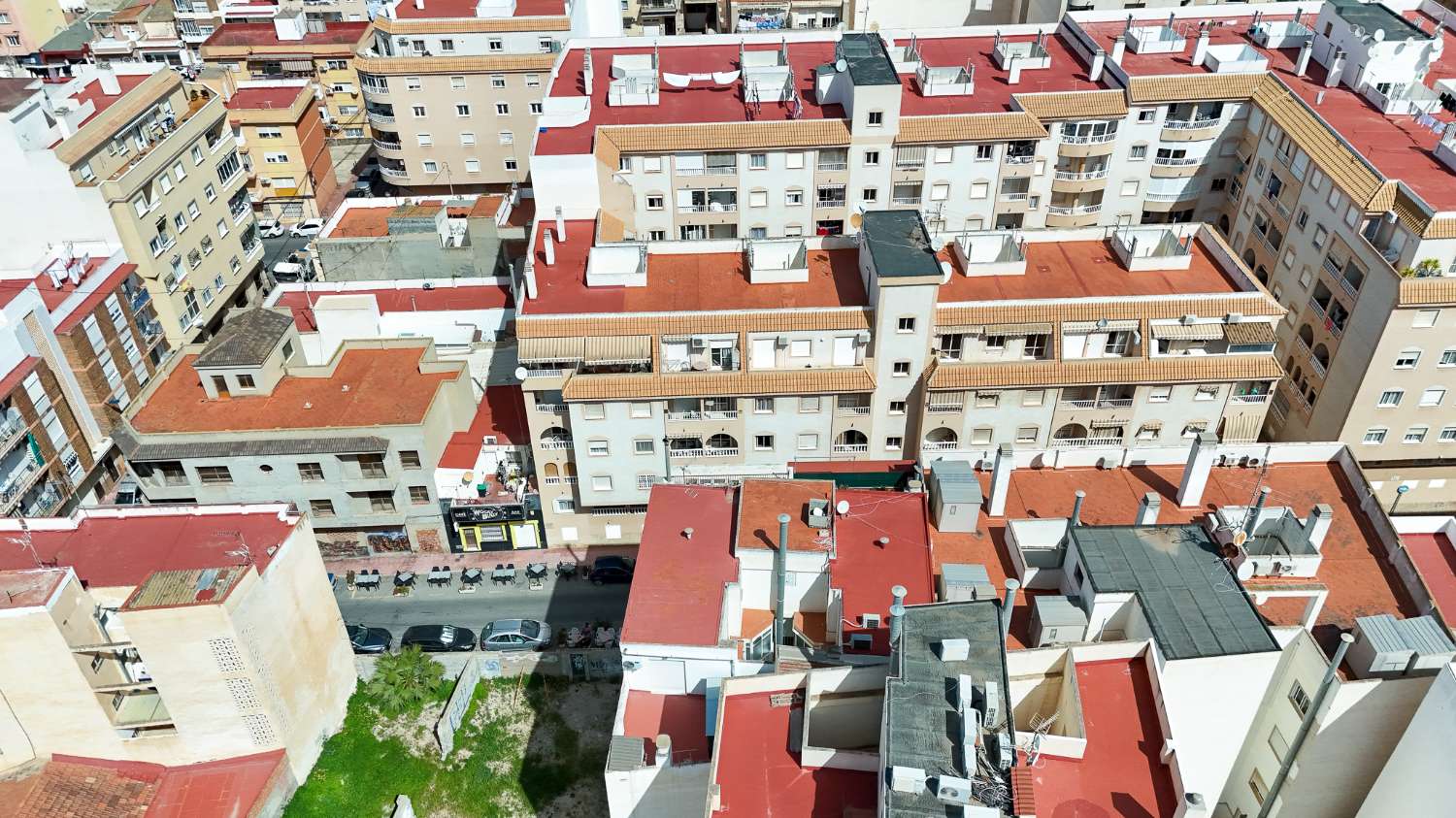 APARTAMENTO ORIENTACIÓN SUR EN EL CENTRO, CON PISCINA Y A SOLO 1 KM DE LA PLAYA