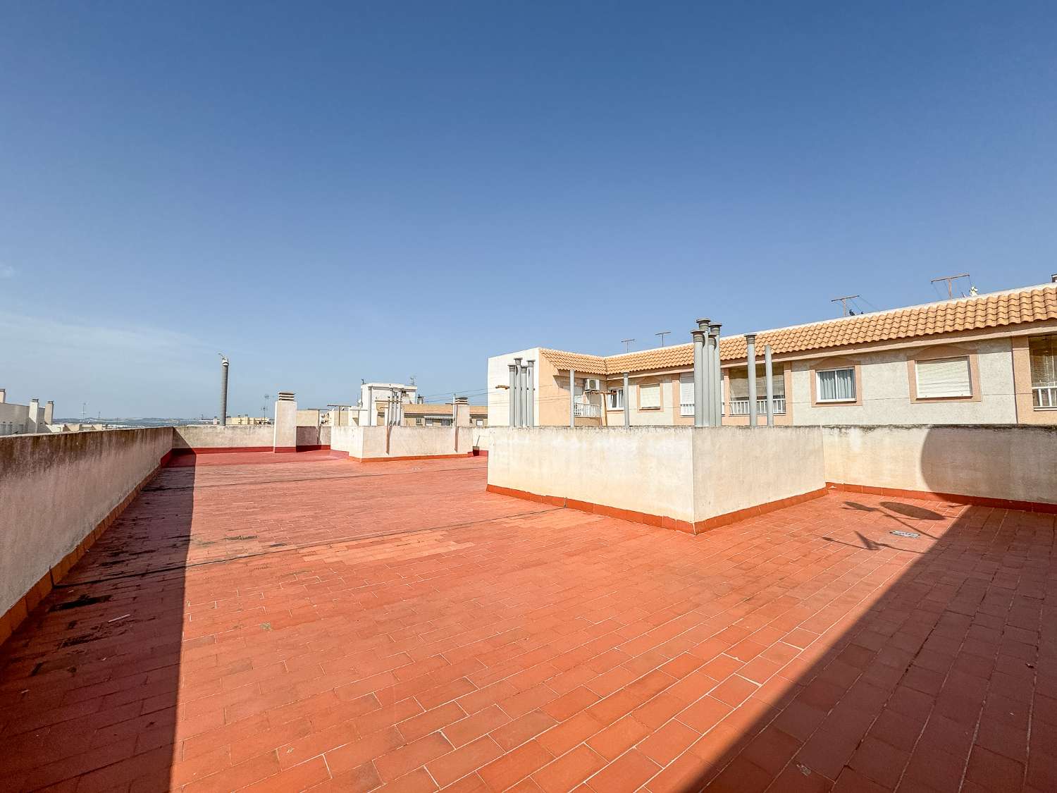 APARTAMENTO ORIENTACIÓN SUR EN EL CENTRO, CON PISCINA Y A SOLO 1 KM DE LA PLAYA