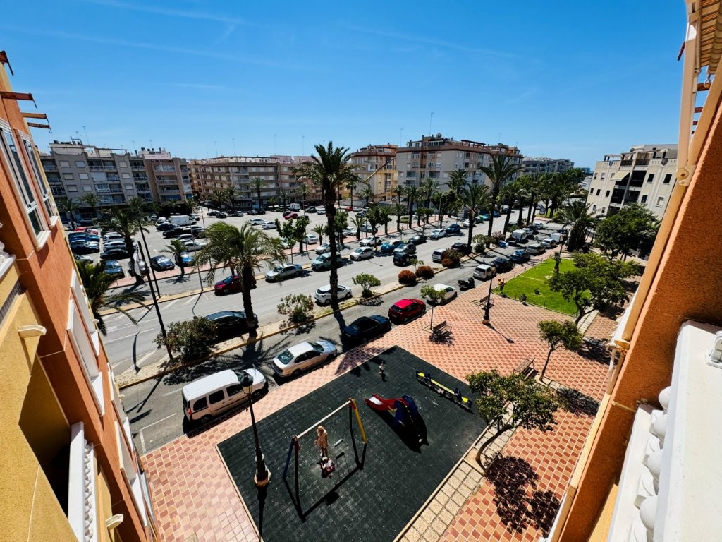 APARTAMENTO REFORMADO EN EL CENTRO DE GUARDAMAR A 600 METROS DE LA PLAYA CON GARAJE INCLUIDO