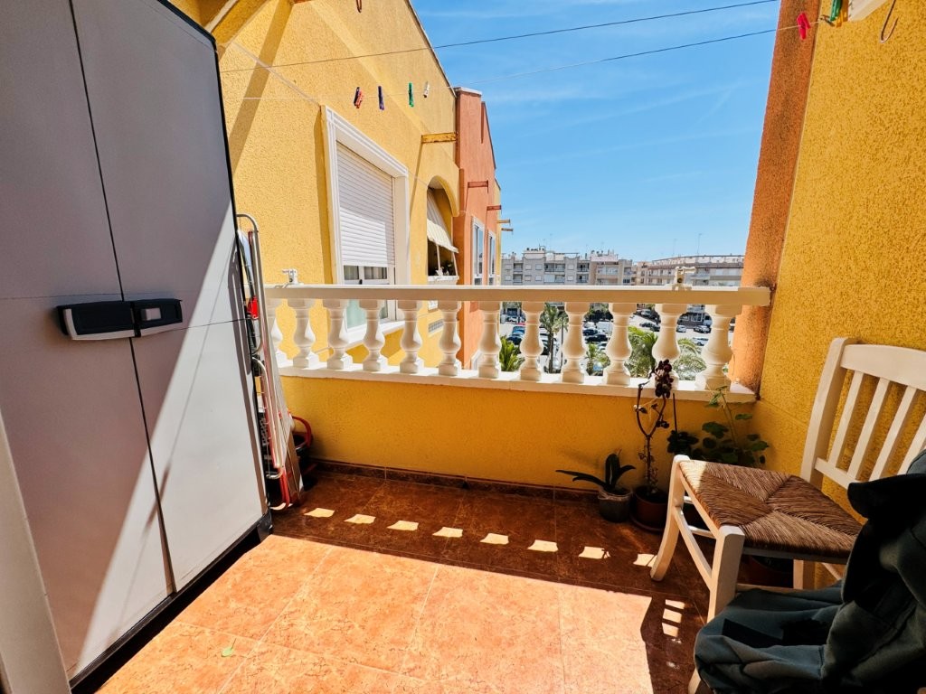 APARTAMENTO REFORMADO EN EL CENTRO DE GUARDAMAR A 600 METROS DE LA PLAYA CON GARAJE INCLUIDO