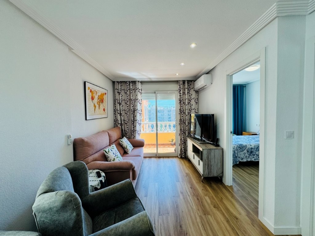 APARTAMENTO REFORMADO EN EL CENTRO DE GUARDAMAR A 600 METROS DE LA PLAYA CON GARAJE INCLUIDO