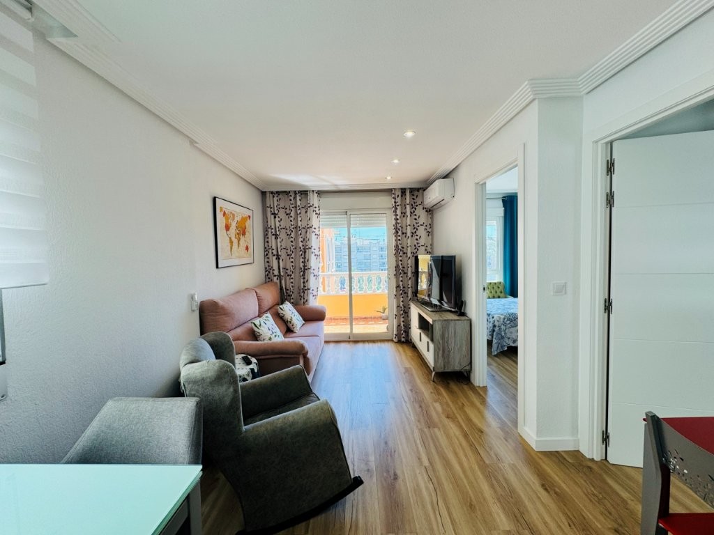 APARTAMENTO REFORMADO EN EL CENTRO DE GUARDAMAR A 600 METROS DE LA PLAYA CON GARAJE INCLUIDO
