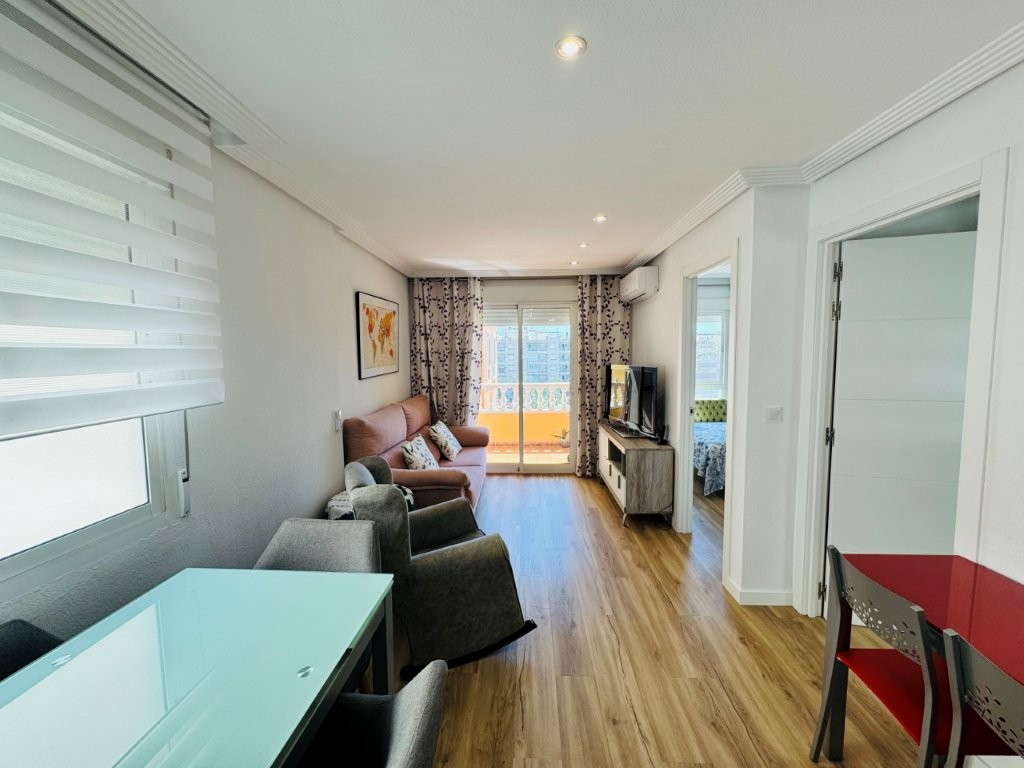 APARTAMENTO REFORMADO EN EL CENTRO DE GUARDAMAR A 600 METROS DE LA PLAYA CON GARAJE INCLUIDO